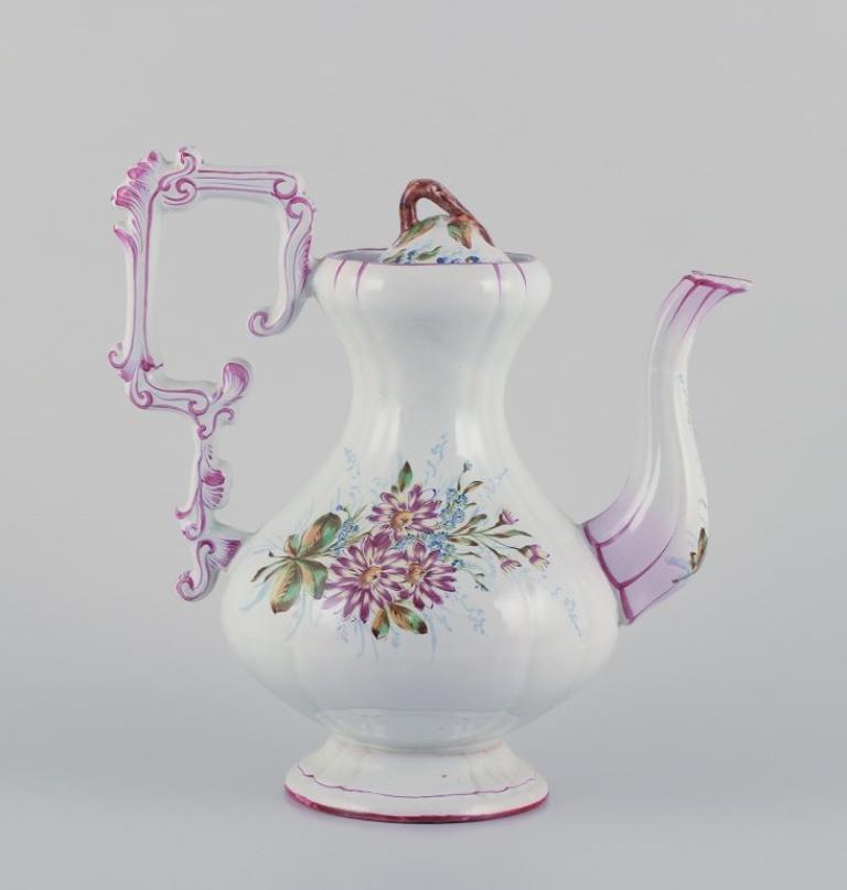 Large coffee pot in faience with motifs of flowers and insects. Style of Emile Gallé.
1870s.
Marked.
In perfect condition.
Dimensions: H 24.0 cm x W 24.0 cm x D 14.0 cm.
