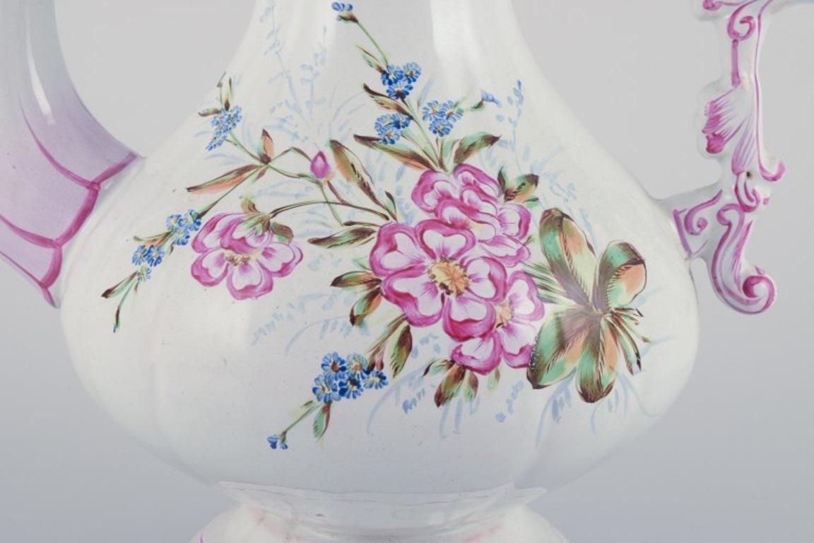 Peint à la main Grande cafetière en faïence avec des motifs de fleurs et d'insectes. en vente