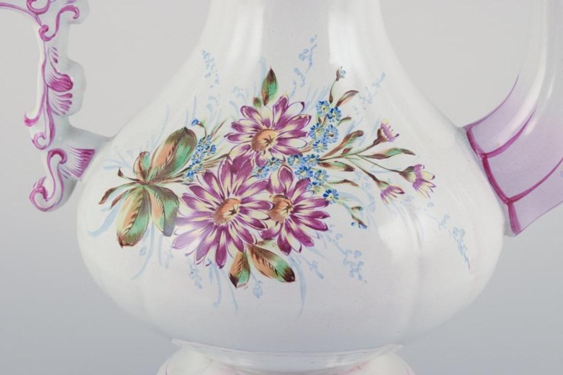Grande caffettiera in maiolica con motivi di fiori e insetti. In condizioni ottime in vendita a Copenhagen, DK