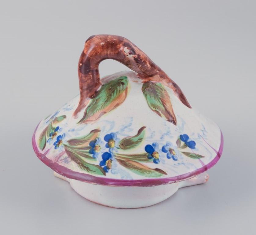 Fine XIX secolo Grande caffettiera in maiolica con motivi di fiori e insetti. in vendita