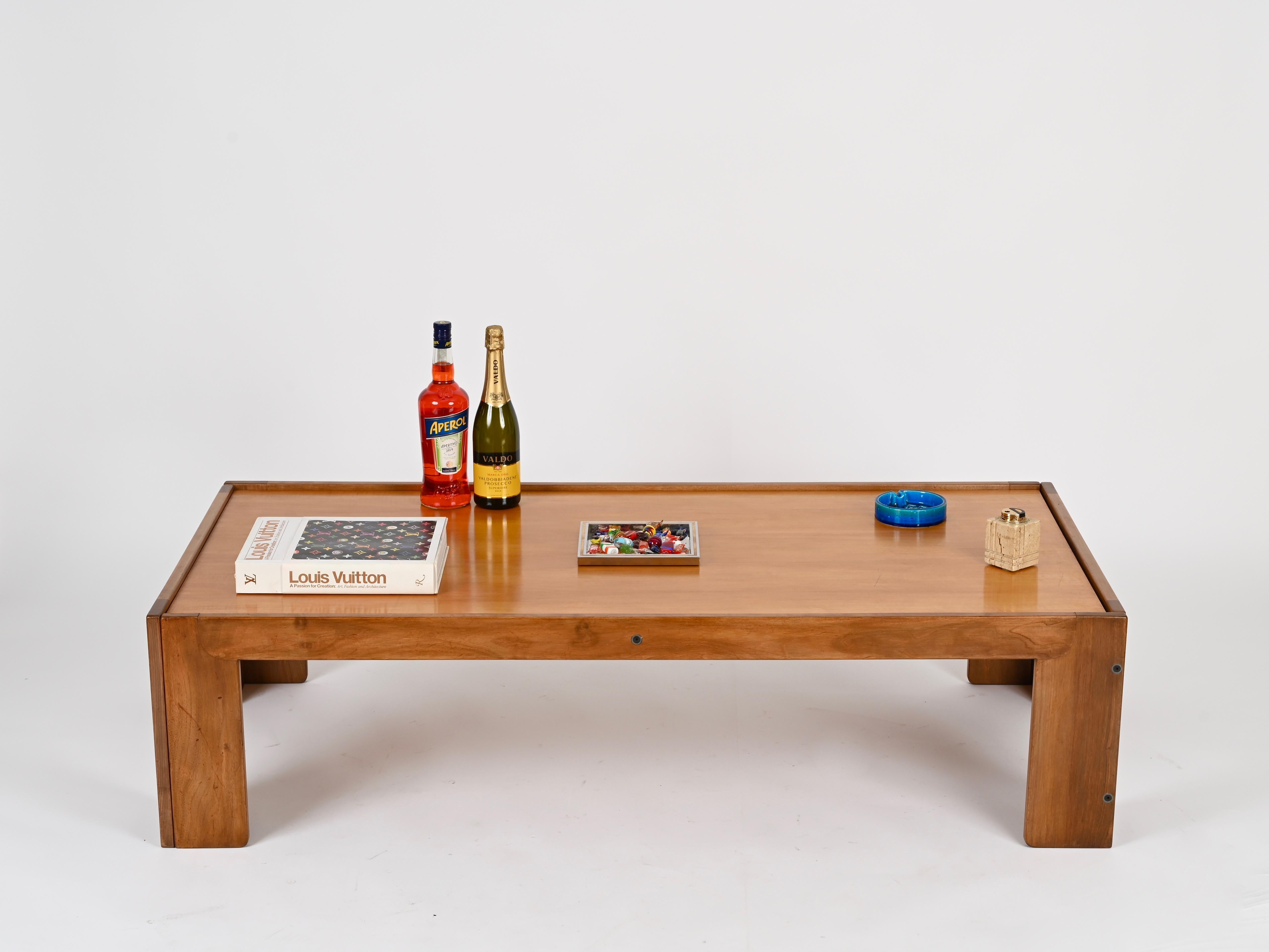 Merveilleuse grande table basse du milieu du siècle dans un beau bois de noyer, conçue par Afra & Tobia Scarpa et produite par Cassina en Italie dans les années 1960. 

En fabuleux état et avec une belle couleur.  Cette table basse incroyablement