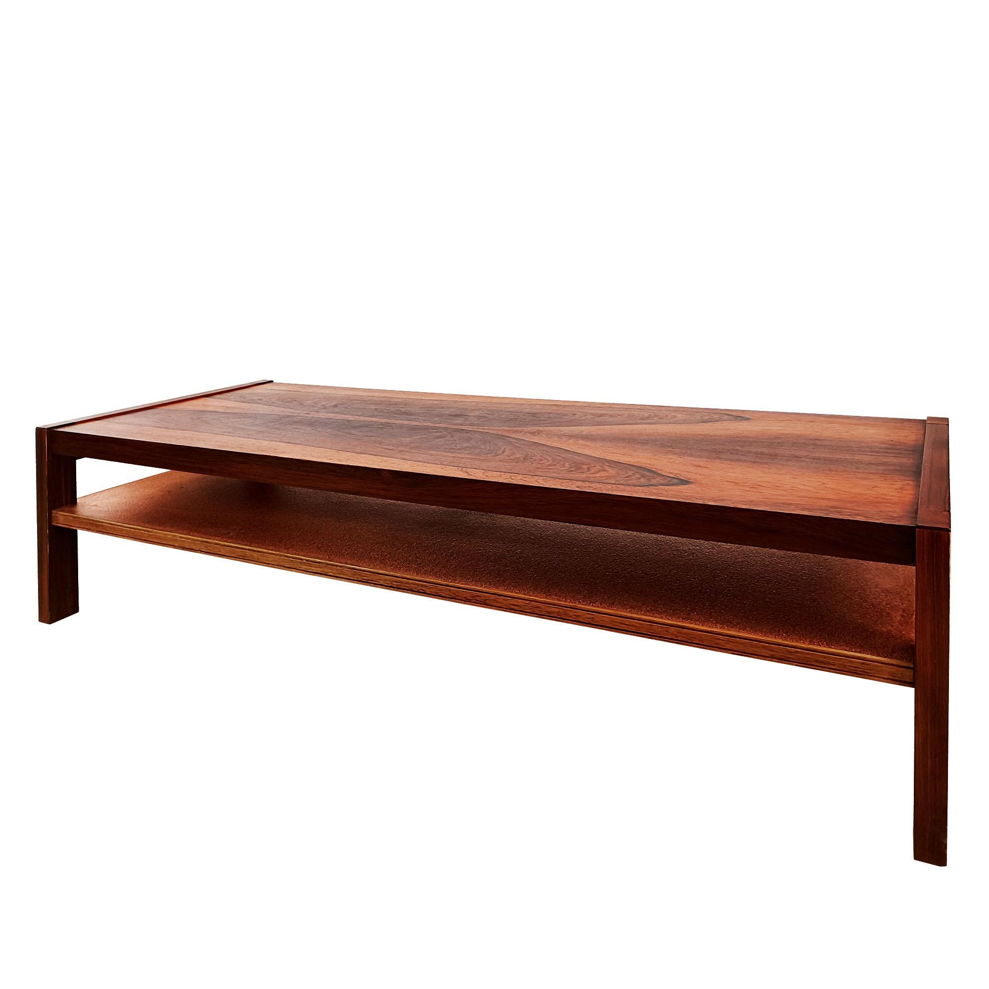 Grande table basse en acajou massif avec un superbe placage de palissandre de Rio pour le plateau, de palissandre indien pour les pieds et de cuivre martelé pour le fond.

Label : 