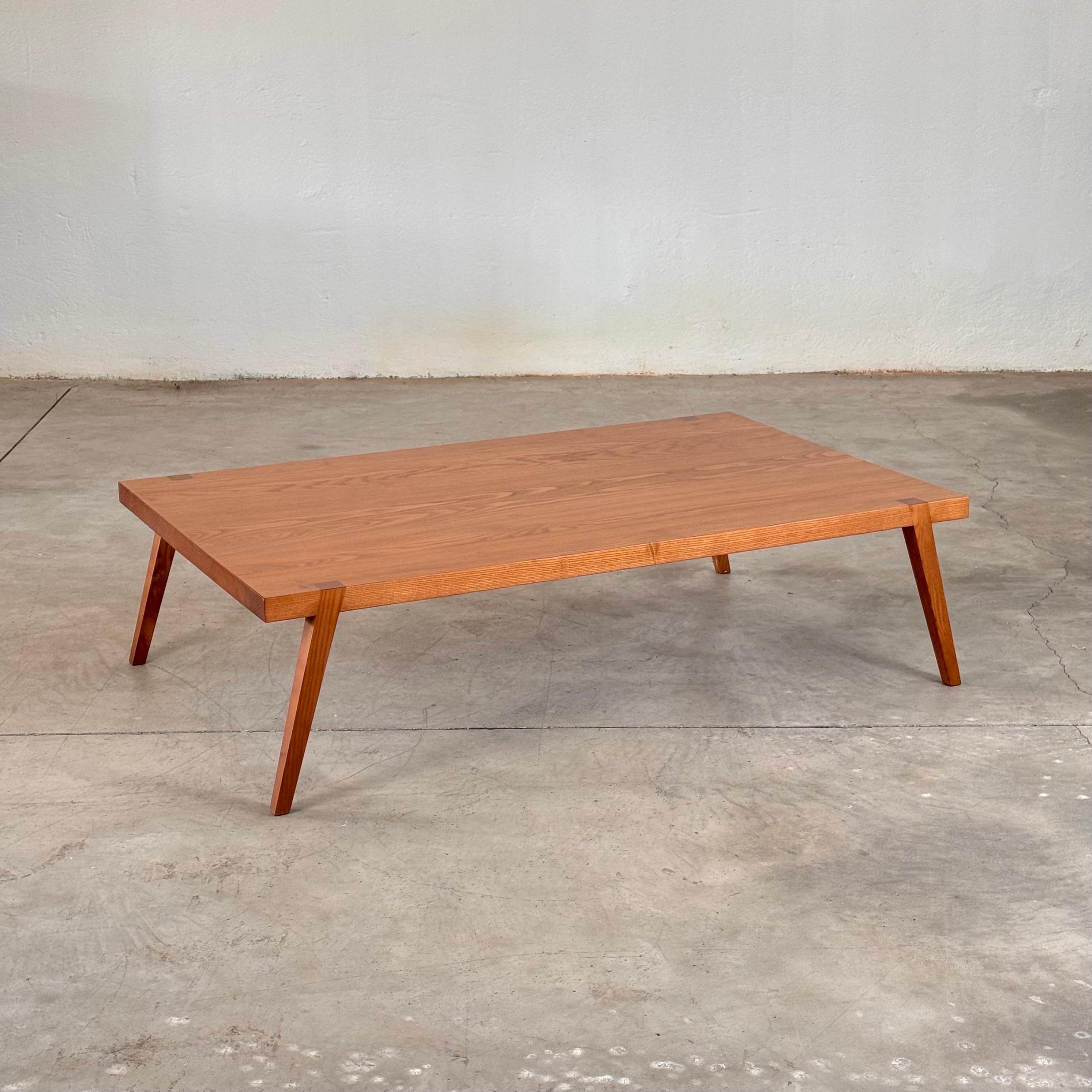 Cette élégante table basse, conçue par Centro Studio pour Flex/One en 1988, est un exemple frappant de l'engagement de la marque en faveur d'un design intemporel et d'un savoir-faire de qualité supérieure. Fabriquée en riche bois de noyer, la table