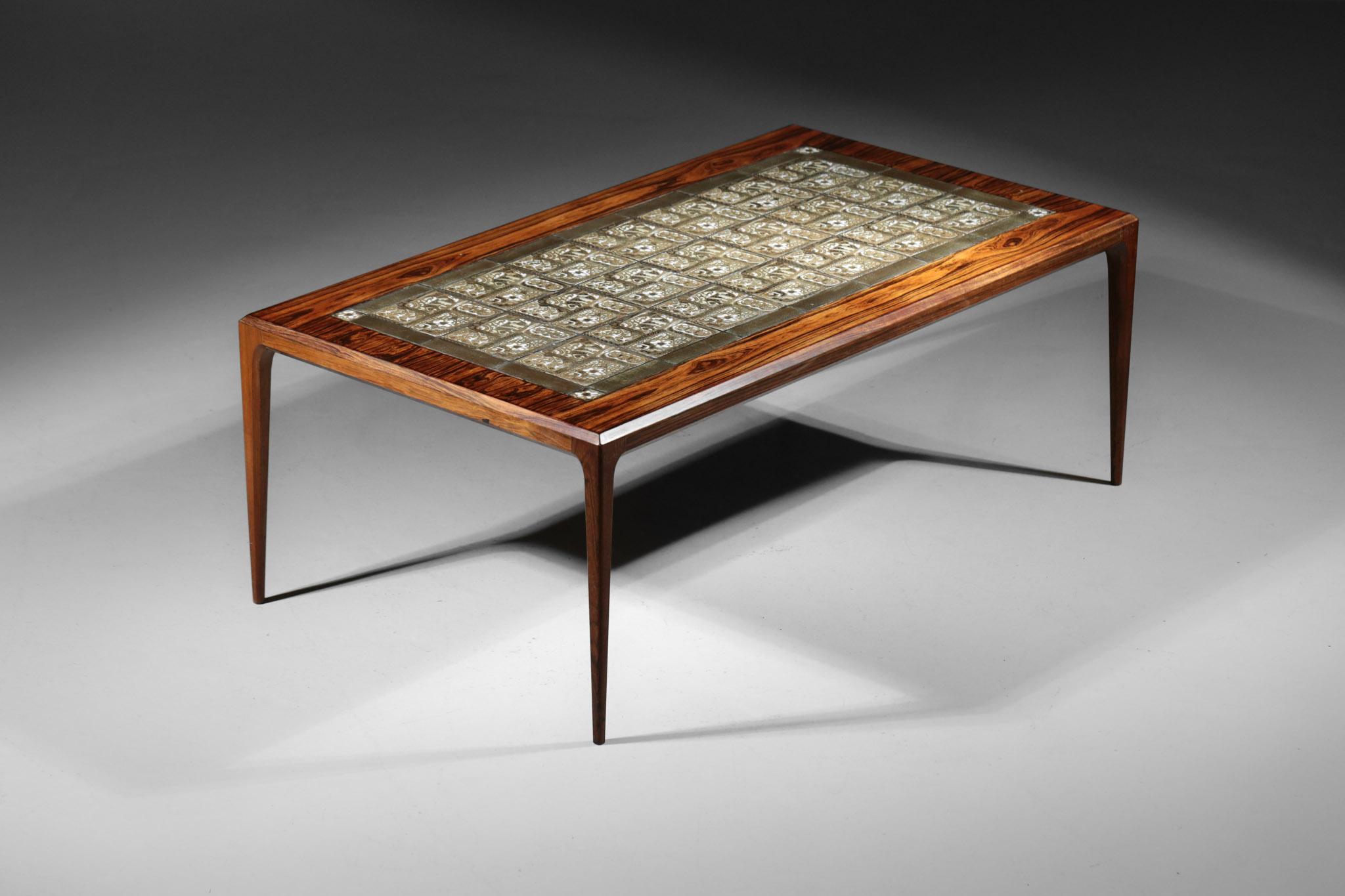 Table basse conçue par Johannes Andersen. 
Fabriqué en bois de rose et en céramique. 
Excellent état.