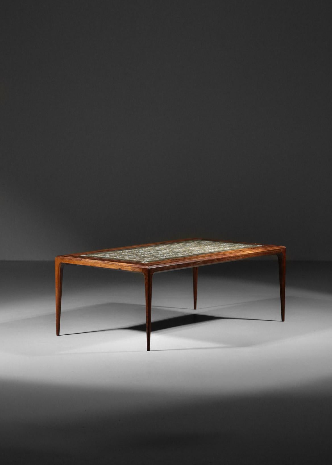 Danois Grande table basse de Johannes Andersen, bois de rose et céramique en vente