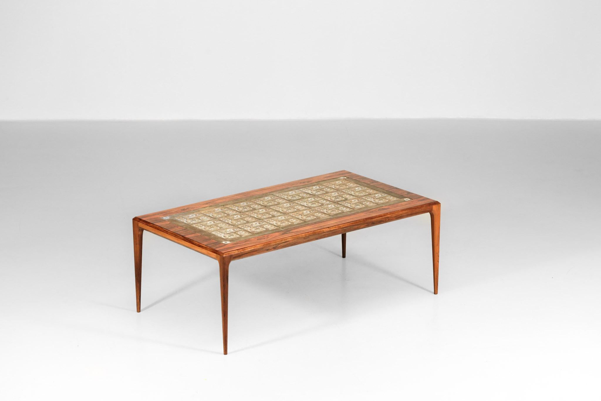 Milieu du XXe siècle Grande table basse de Johannes Andersen, bois de rose et céramique en vente