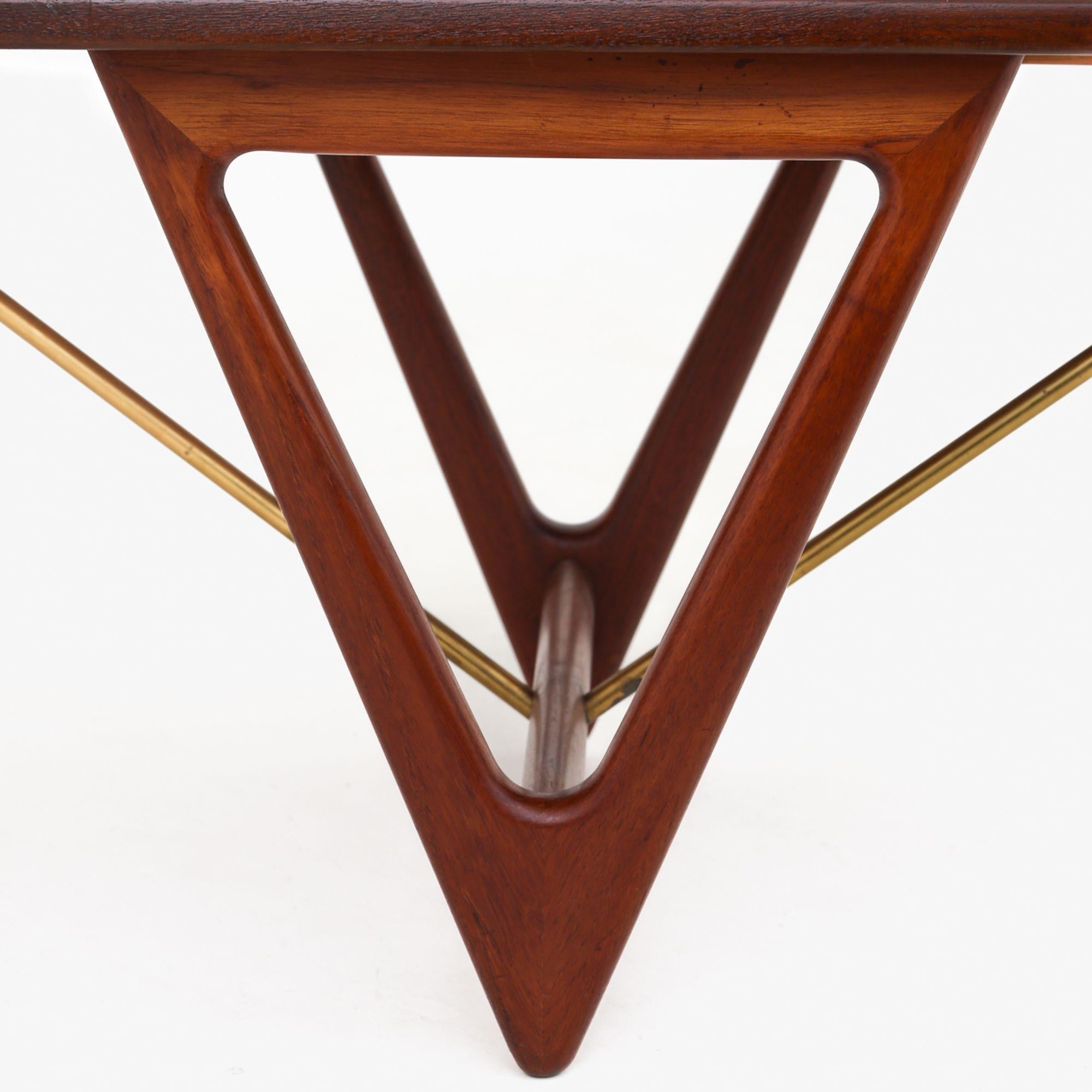 Coffee table in teak, model 'Surfboard' with V-shaped legs in patinated oak. 1950s. Kurt Østervig / Jason Møbler