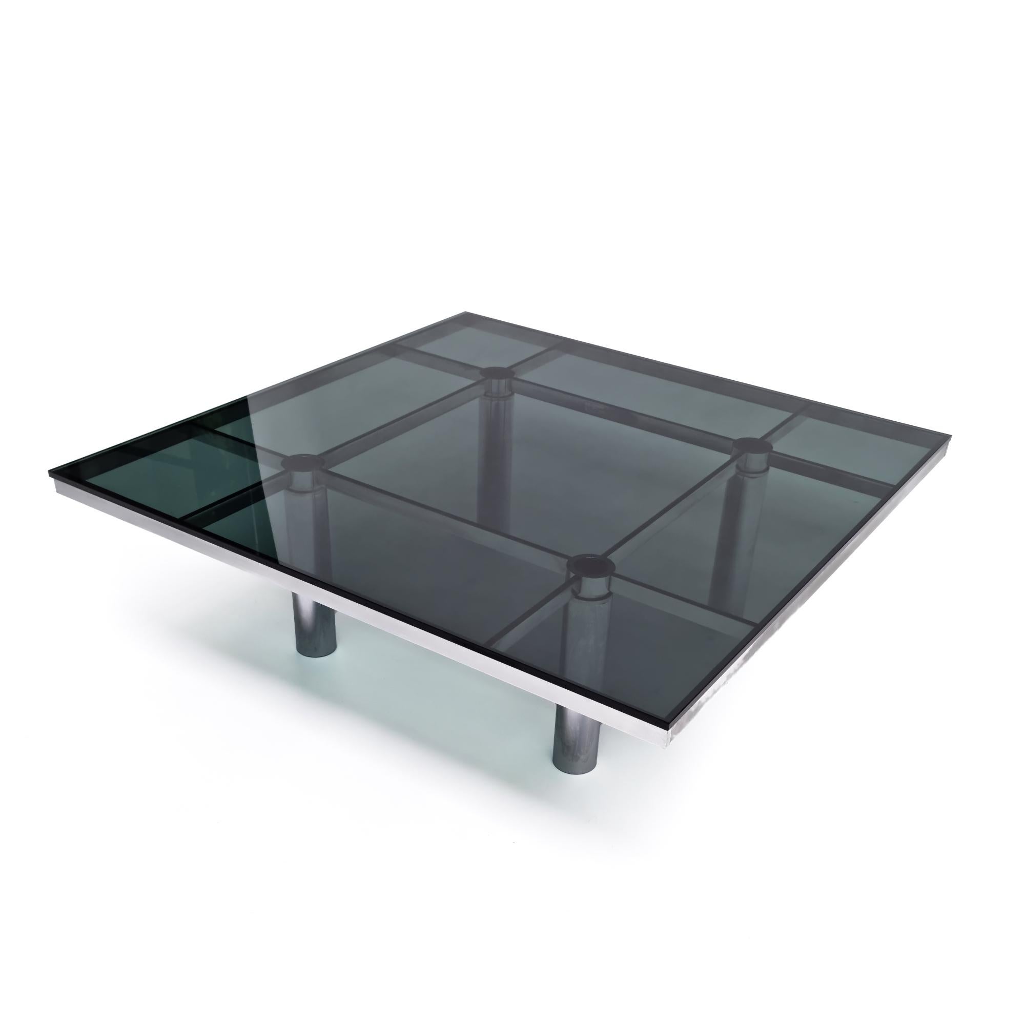 Coffee table model ‘André’ of 1969 created by Tobia Scarpa and manufactured by Knoll International. Chromed steel structure, adjustable legs, smoked glass. Good condition!