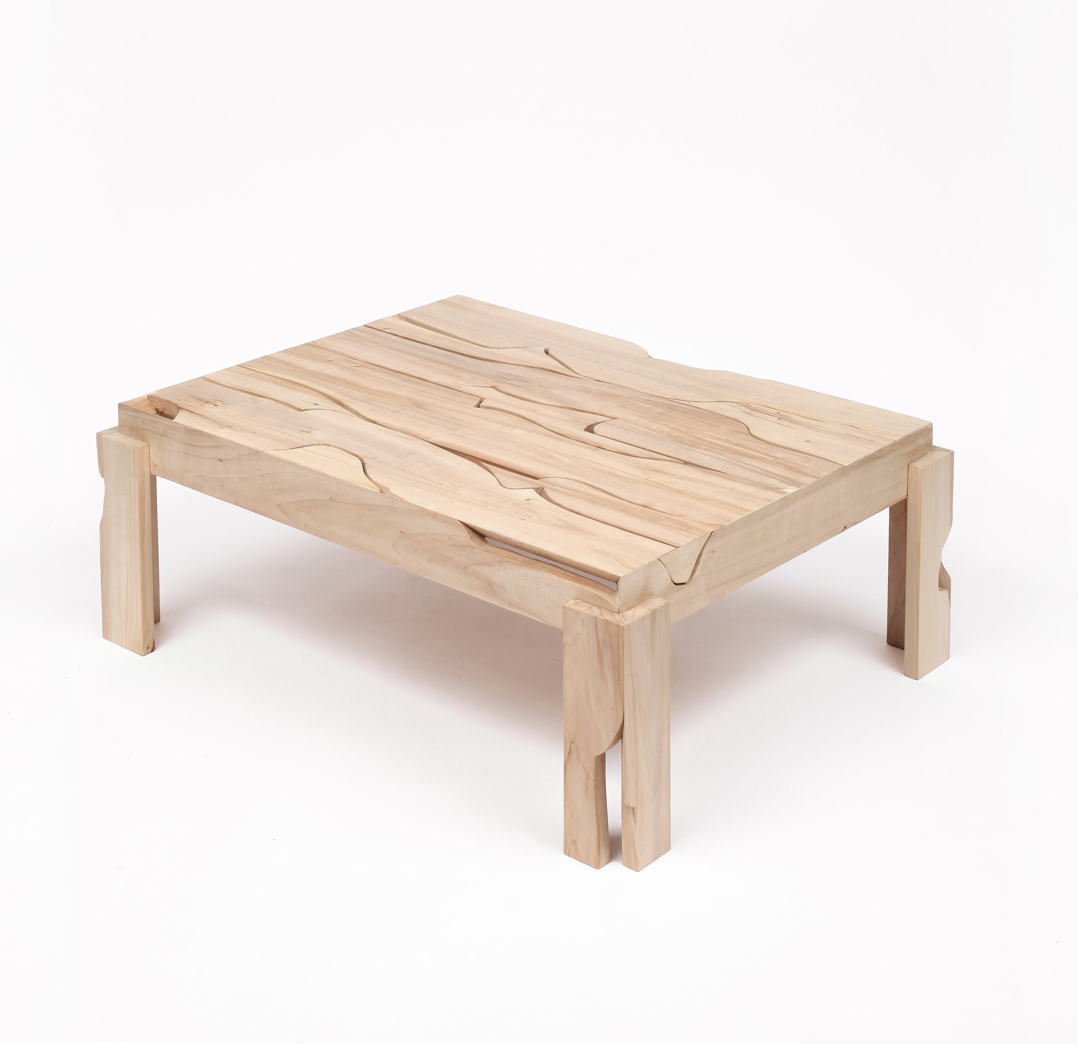 Nouvelle grande table basse artisanale en bois de peuplier réutilisé par Vicent Orts. 
