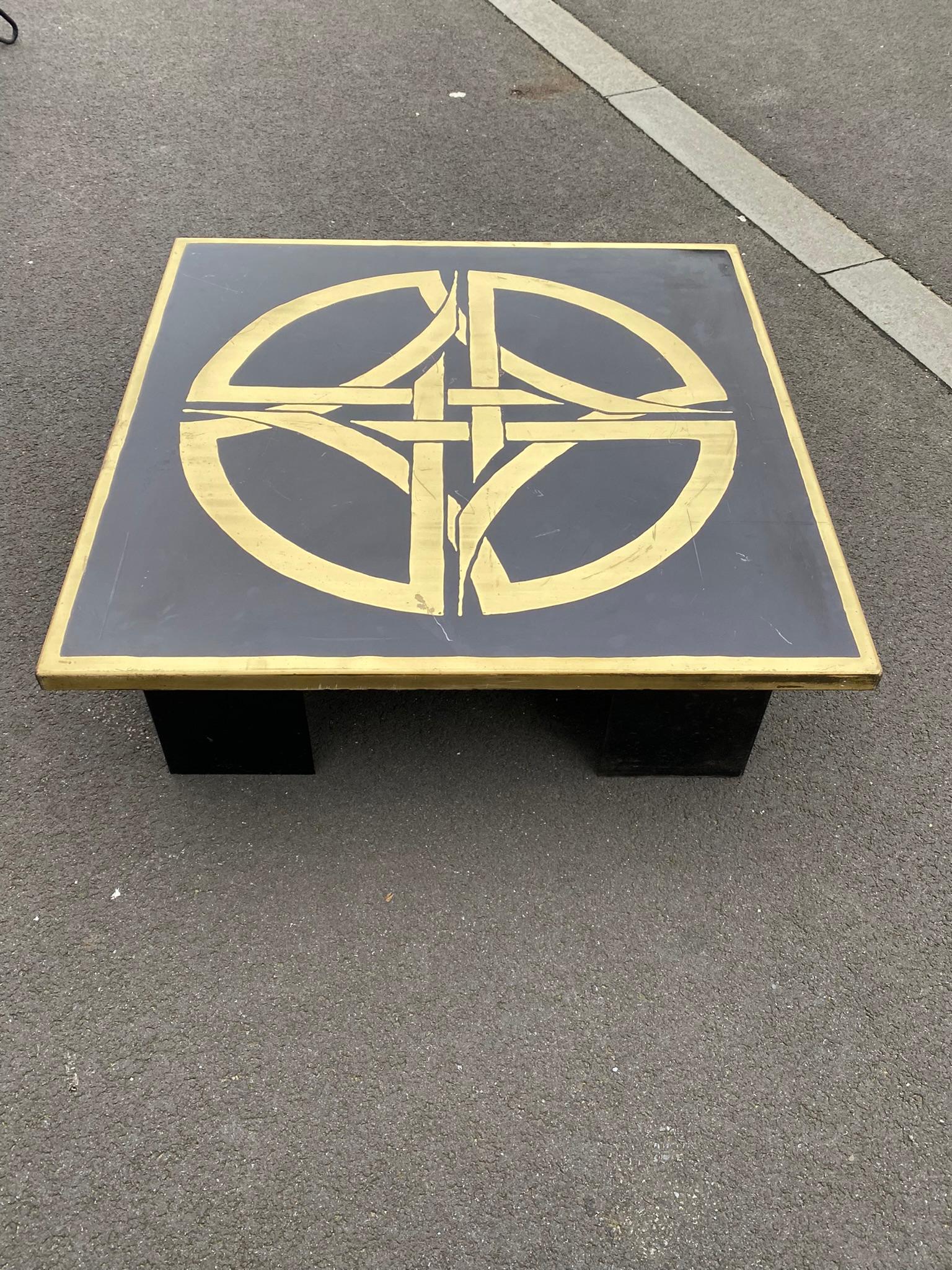 Large coffee table, circa 1970. In the style of Jean-Claude Dresse
Brass and blacken laminated.
signed VAL.