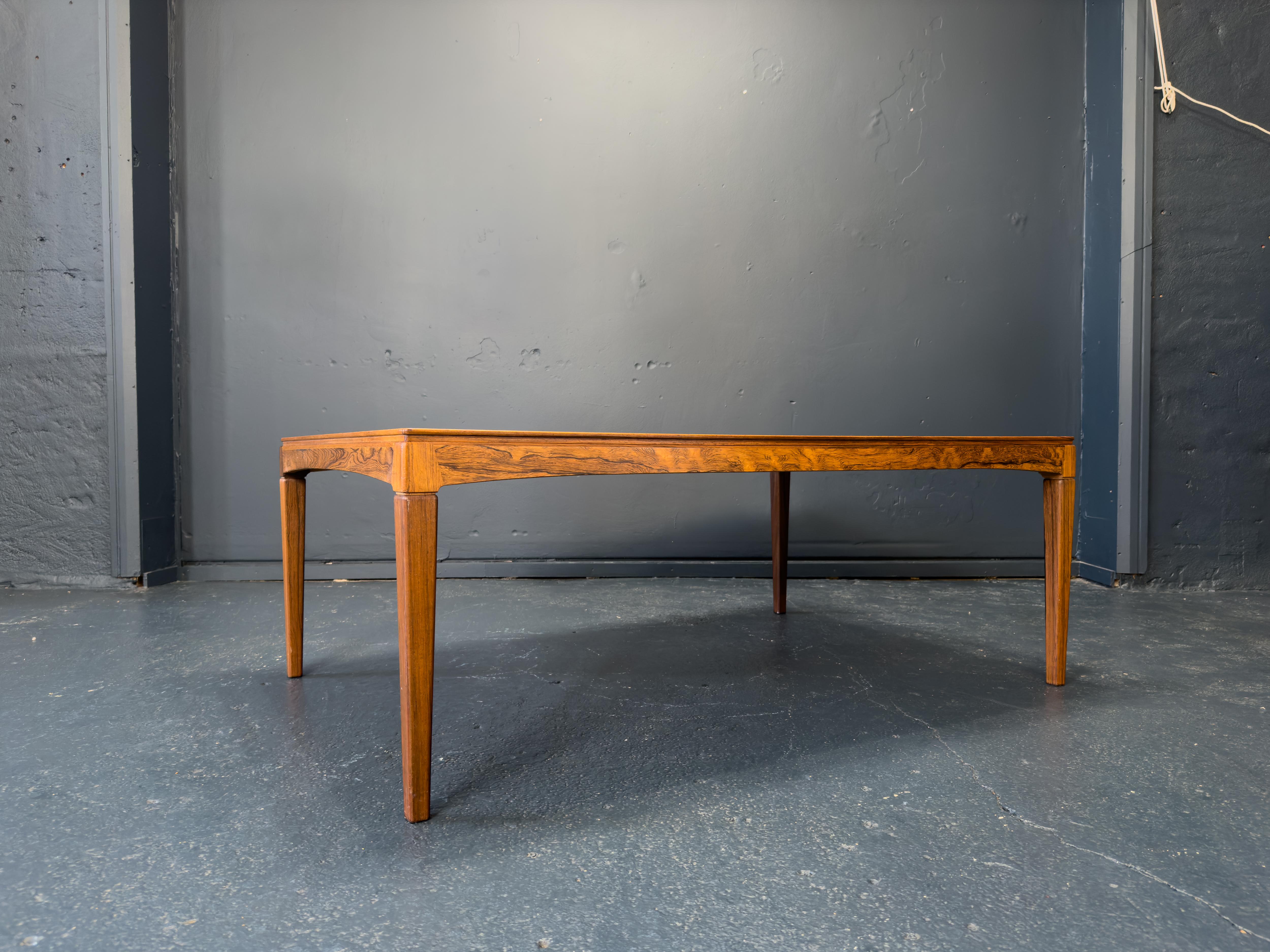 Fabriquée en bois dur, cette table basse impressionnante présente un grain et une couleur magnifiques, ainsi qu'un design réfléchi et des éléments de conception complexes.

Cette grande table est magnifiquement construite, de forme rectangulaire, et