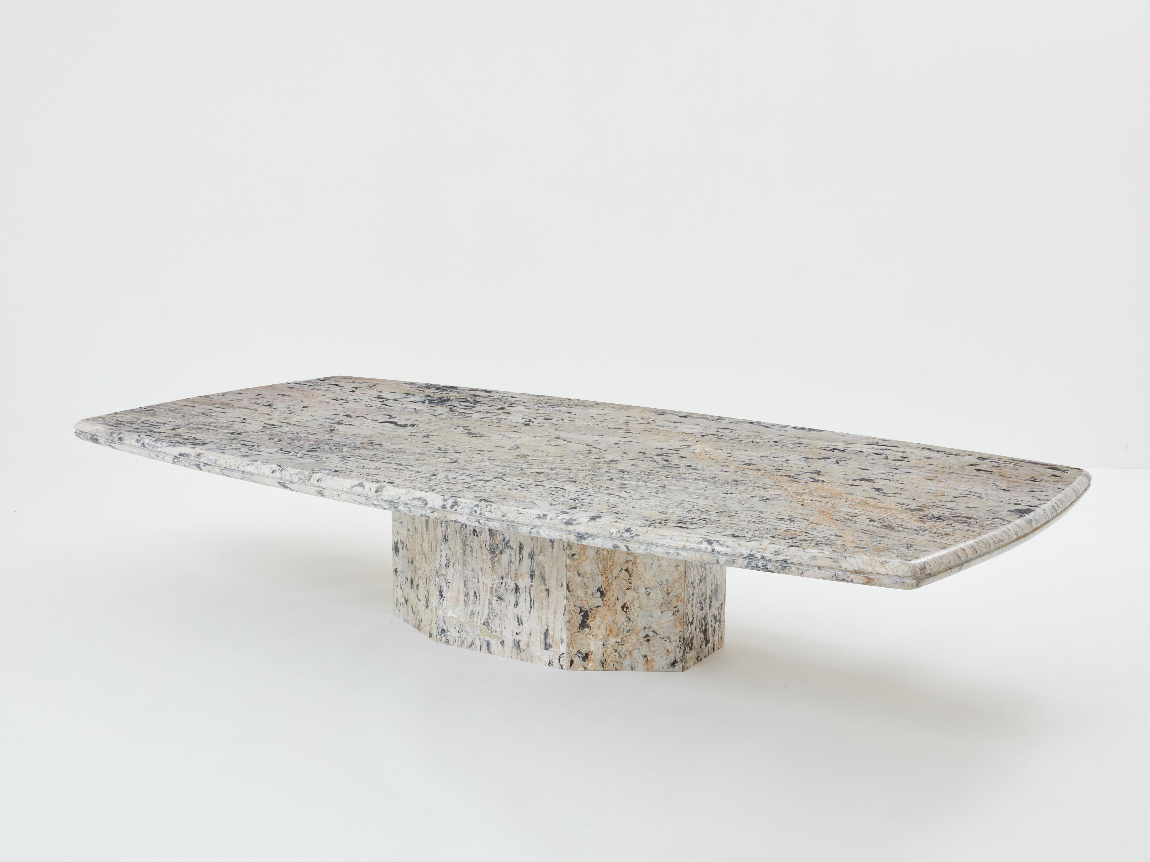 Cette belle et très grande table basse a été fabriquée en France au début des années 1970 à partir d'un magnifique marbre gris de Sicile. La surface épaisse de cette table basse est à la fois lisse et intrigante, et sera la pièce maîtresse du salon.