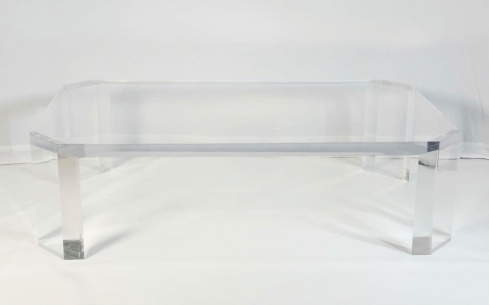 Ajoutez une touche d'élégance et de sophistication à votre espace de vie avec cette étonnante grande table basse en Lucite solide de 2