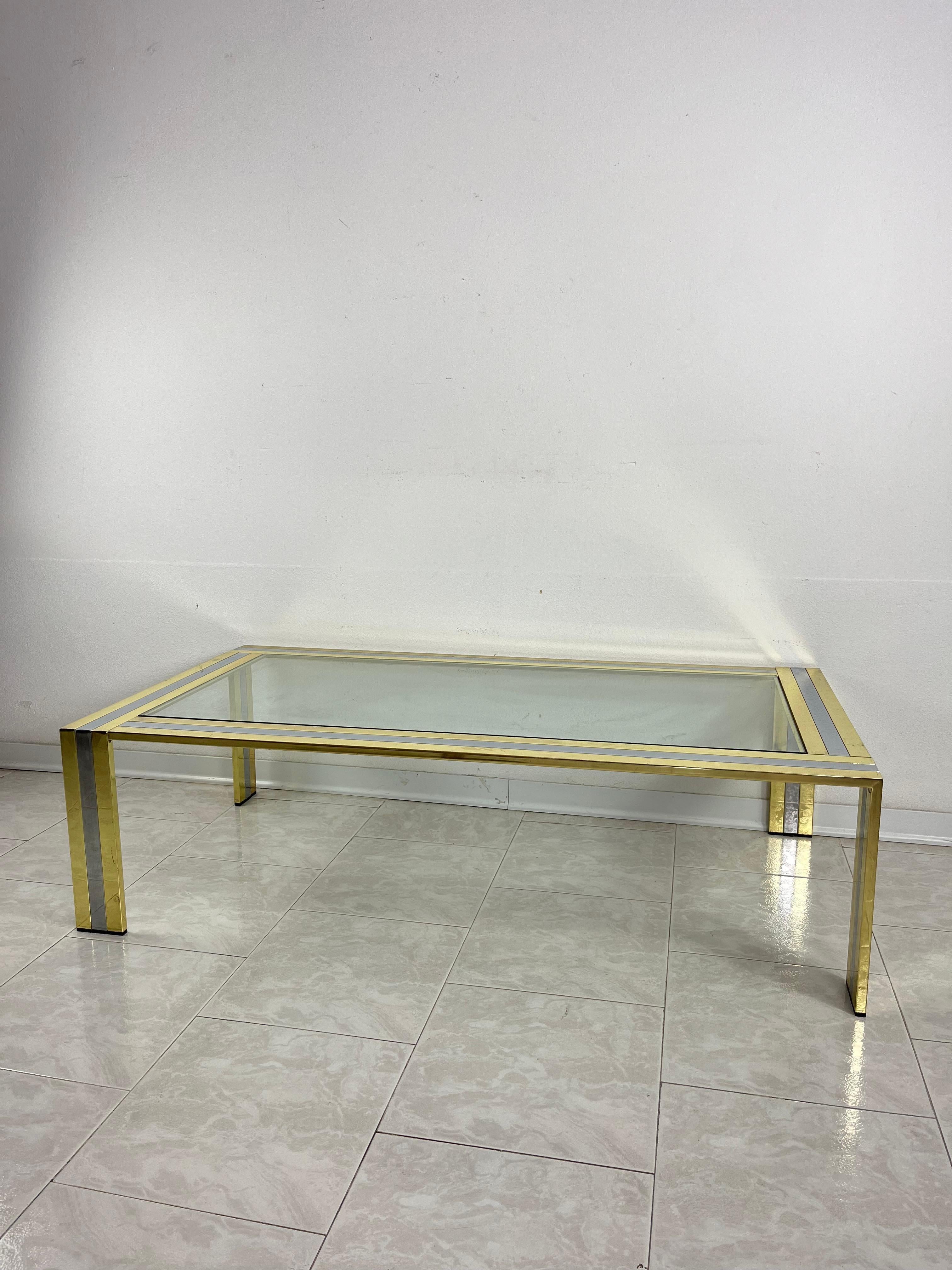 Grande table basse en laiton et métal chromé attribuée à Romeo Rega, années 1970.
Plateau en verre, intact et en bon état.
Petits signes de vieillissement. Il sera expédié démonté.