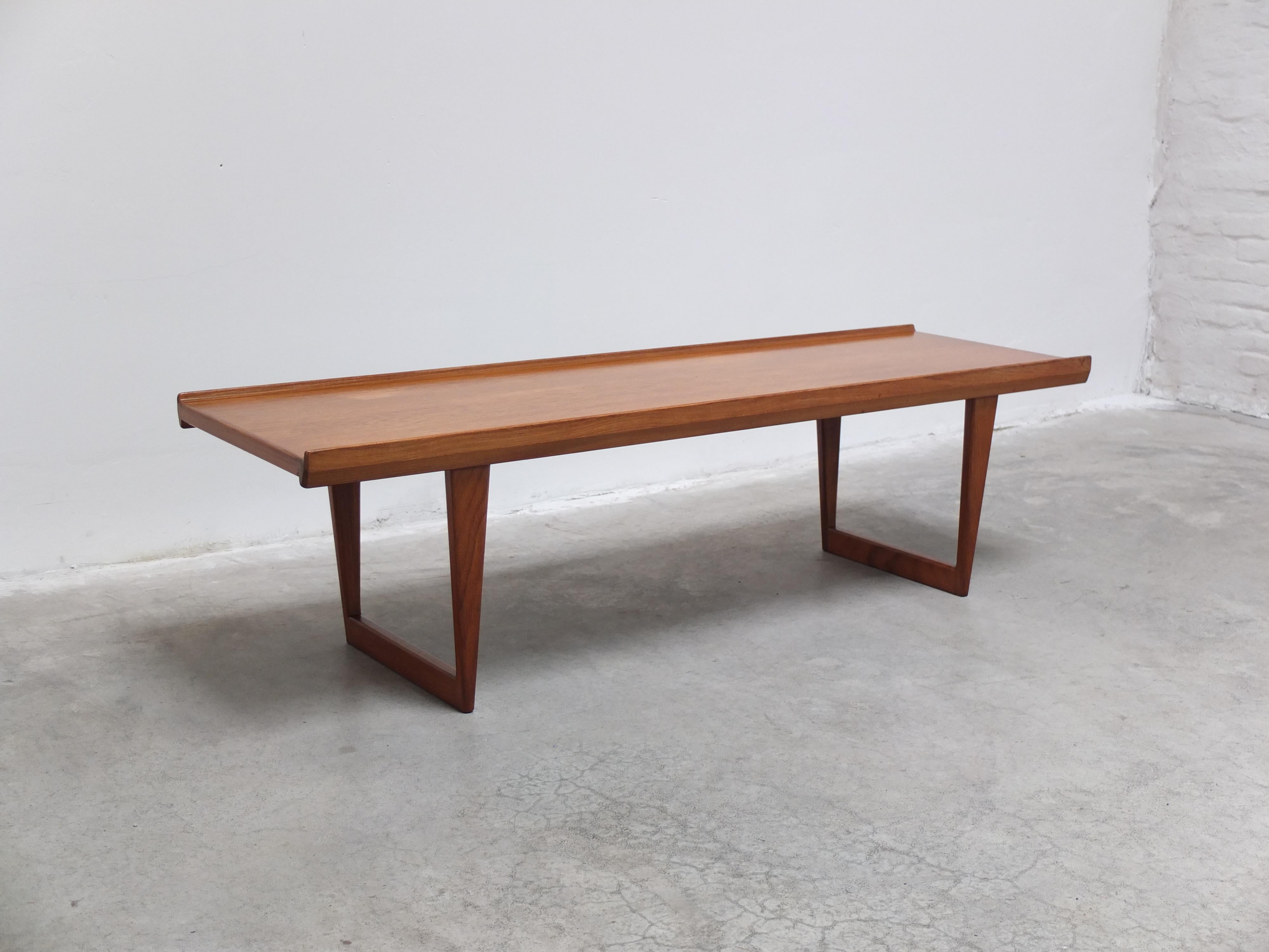 Magnifique table basse conçue par Peter Løvig Nielsen dans les années 1960. Un très beau design raffiné avec de superbes détails tels que le bord en relief et les pieds en luge. En très bon état avec une légère décoloration comme on peut le voir sur