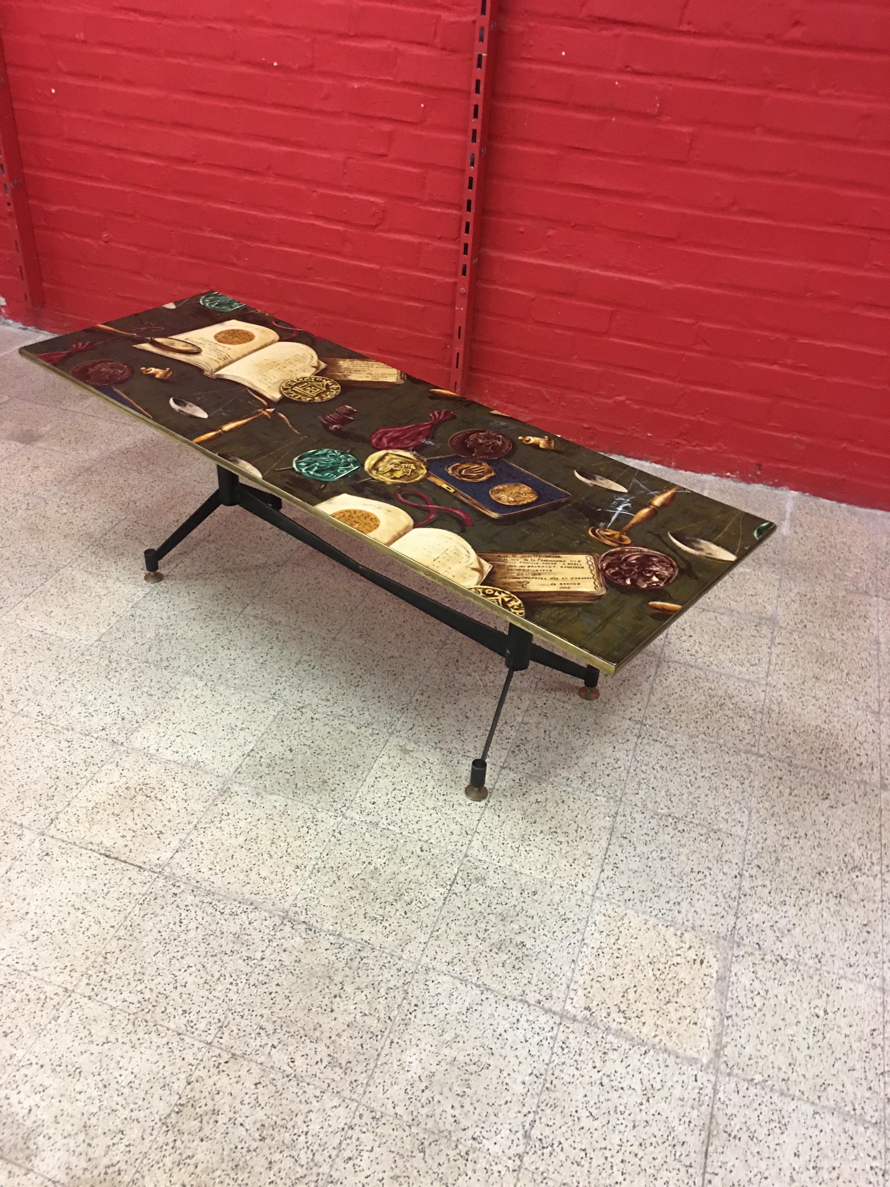 Grande table basse, plateau sérigraphié, circa 1960
Base en métal laqué avec pieds en laiton.