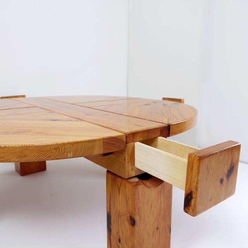 Large coffee table made of solid pinewood 1970s For Sale 10