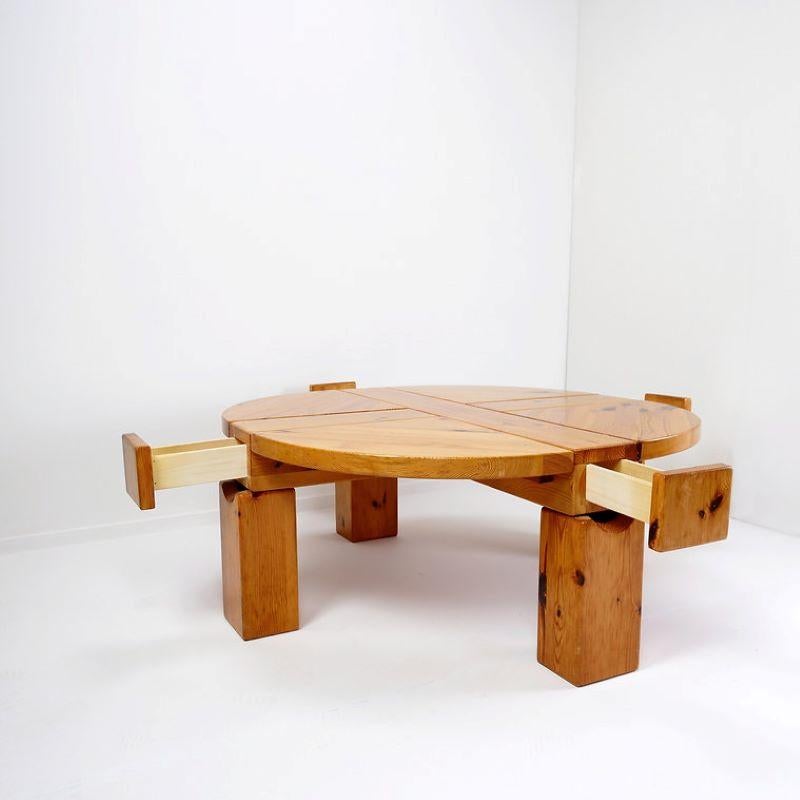 Large coffee table made of solid pinewood 1970s In Good Condition For Sale In Brussels , BE