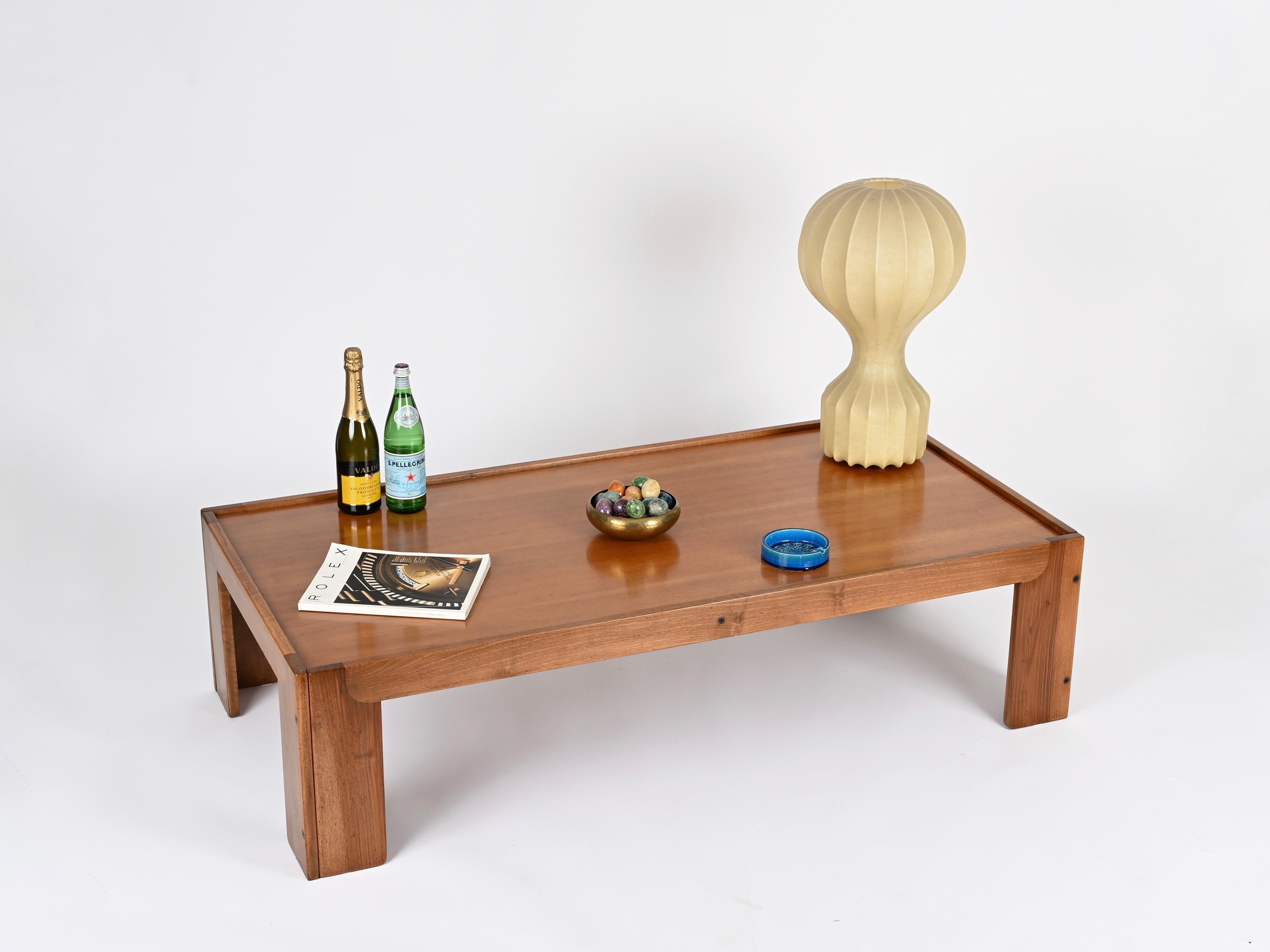 Marvelous Mid-Century large coffee table in a beautiful walnut wood designed by Afra & Tobia Scarpa and produced by Cassina in Italy during the 1960s. 

In fabulous condition and with a beautiful color.  This incredibly stylish coffee table is the
