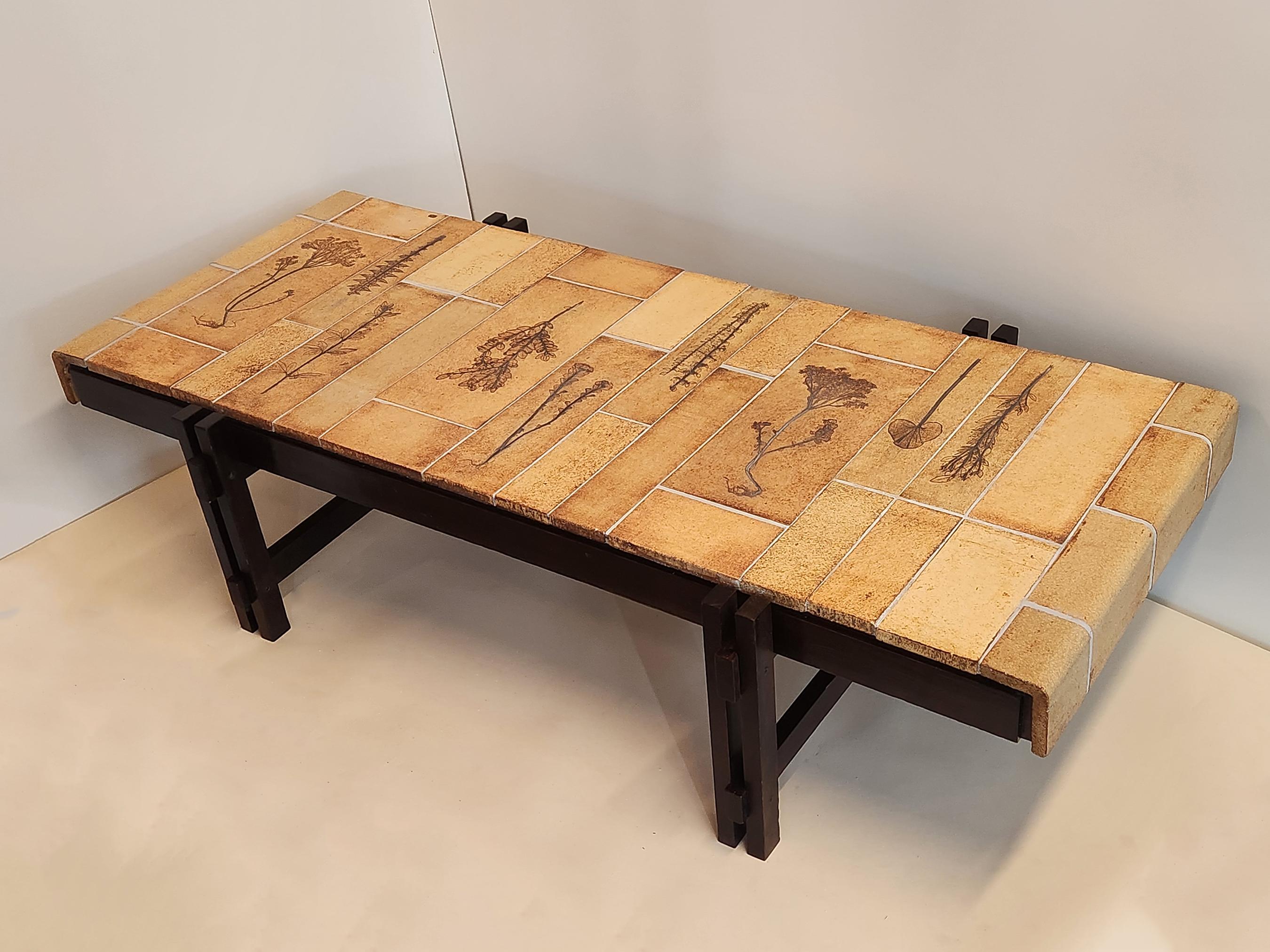 Français Roger Capron - Grande table basse avec carreaux de garnison sur cadre en bois, 1970 en vente