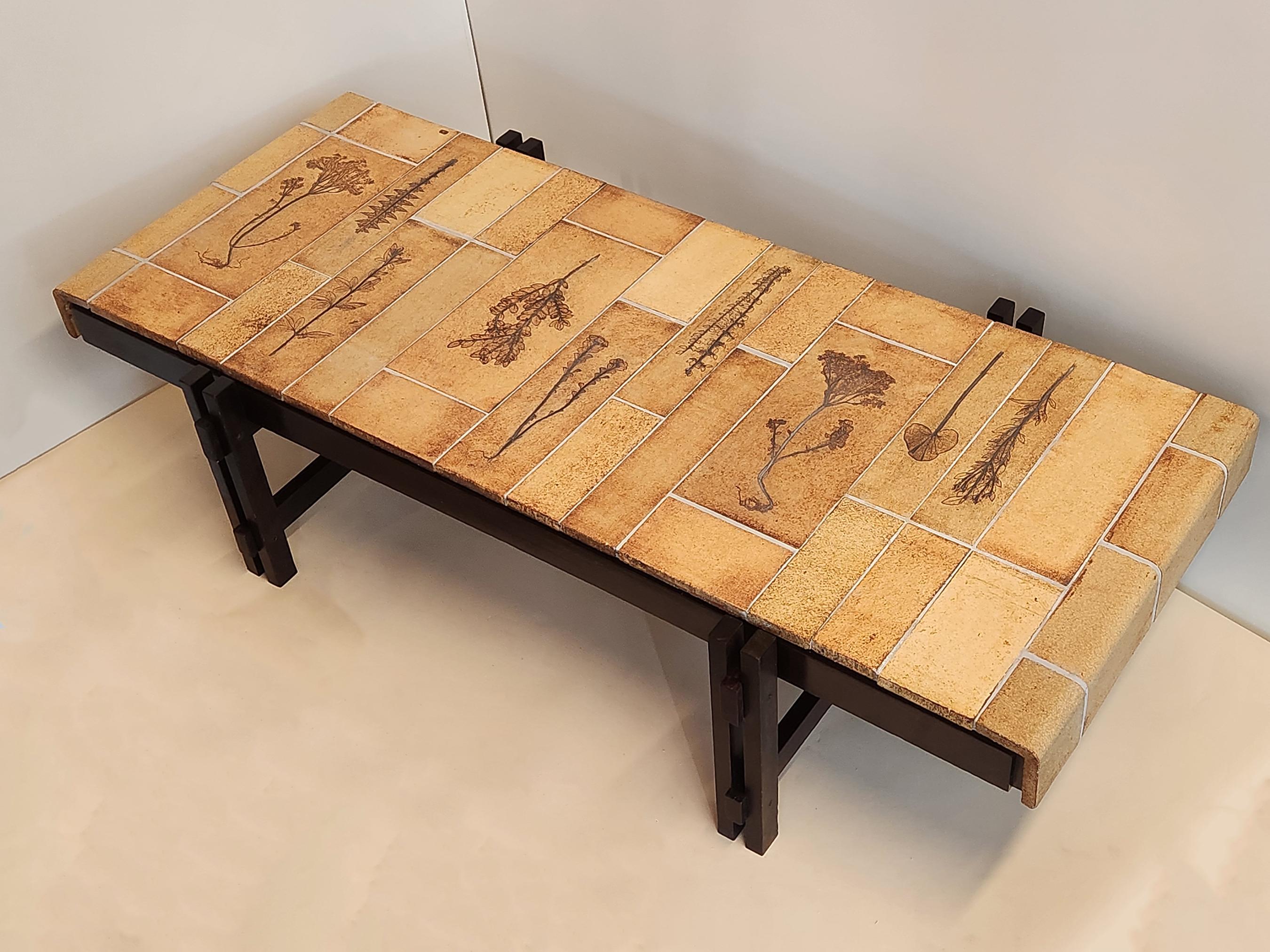 Roger Capron - Grande table basse avec carreaux de garnison sur cadre en bois, 1970 Bon état - En vente à Stratford, CT