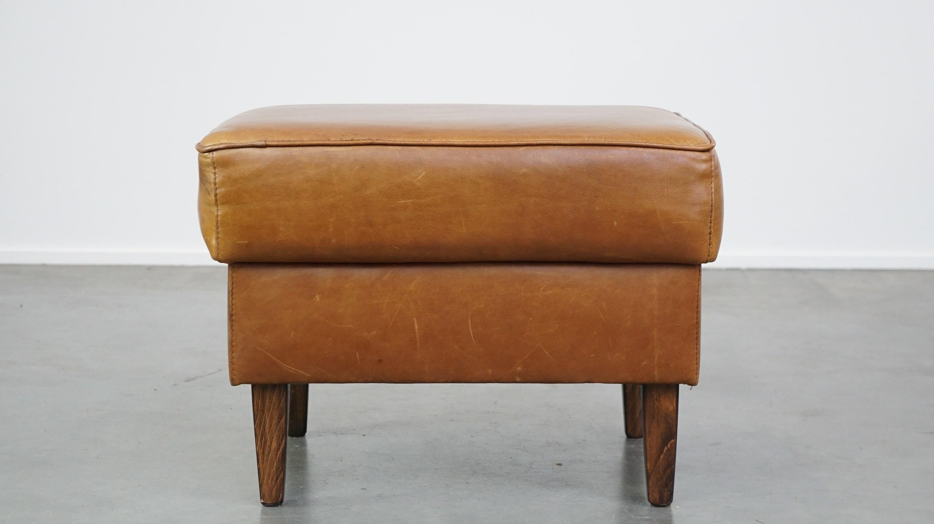 Un poggiapiedi in pelle di mucca, noto anche come pouf, trasforma la tua già comoda poltrona in un vero paradiso del relax. Con i piedi appoggiati su questo pouf, potrai goderti ancora di più il tuo momento di riposo. Hai bisogno di un posto in più