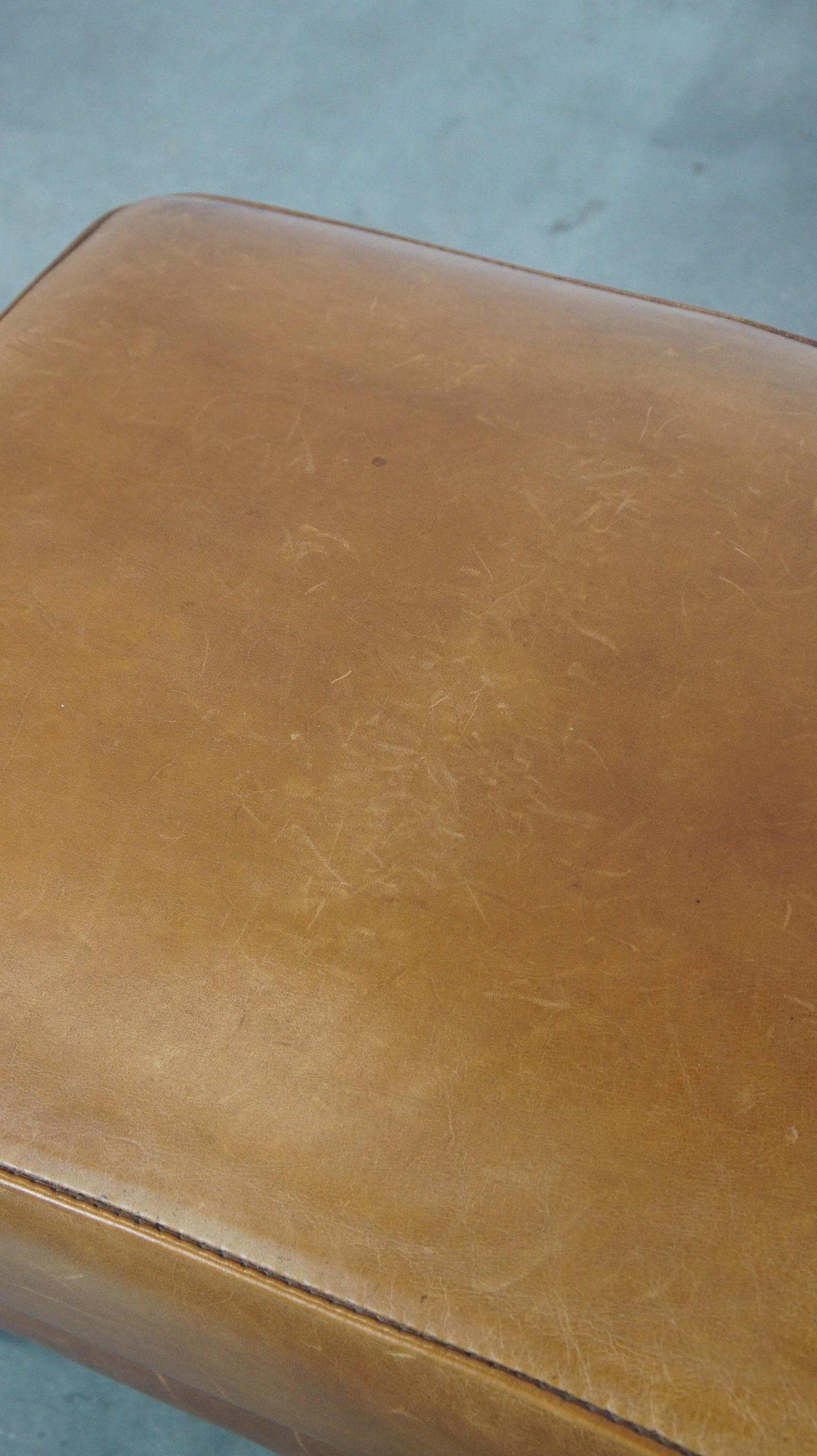 Grande pouf in pelle color cognac in stile inglese in vendita 1