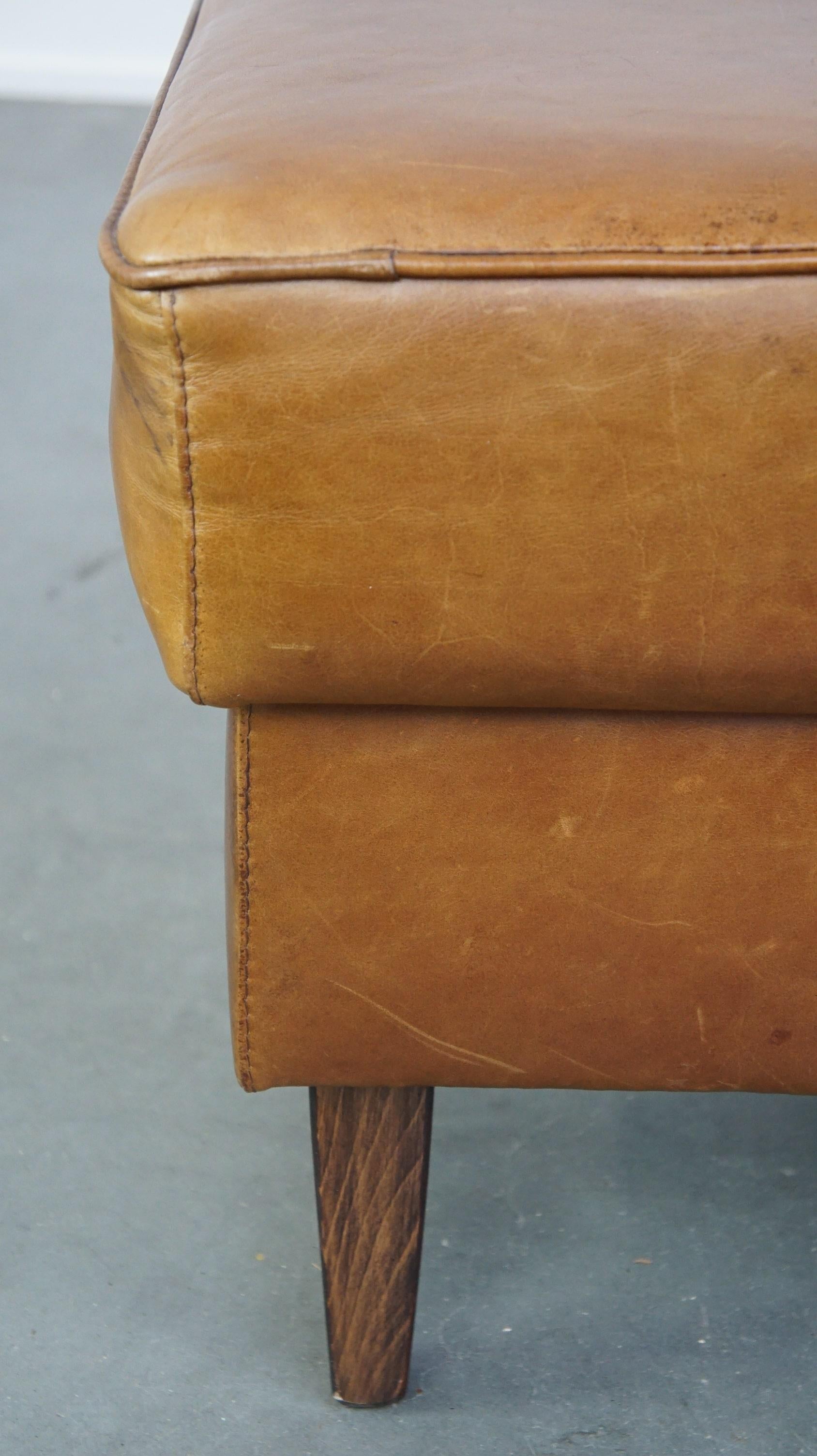 Grande pouf in pelle color cognac in stile inglese in vendita 3