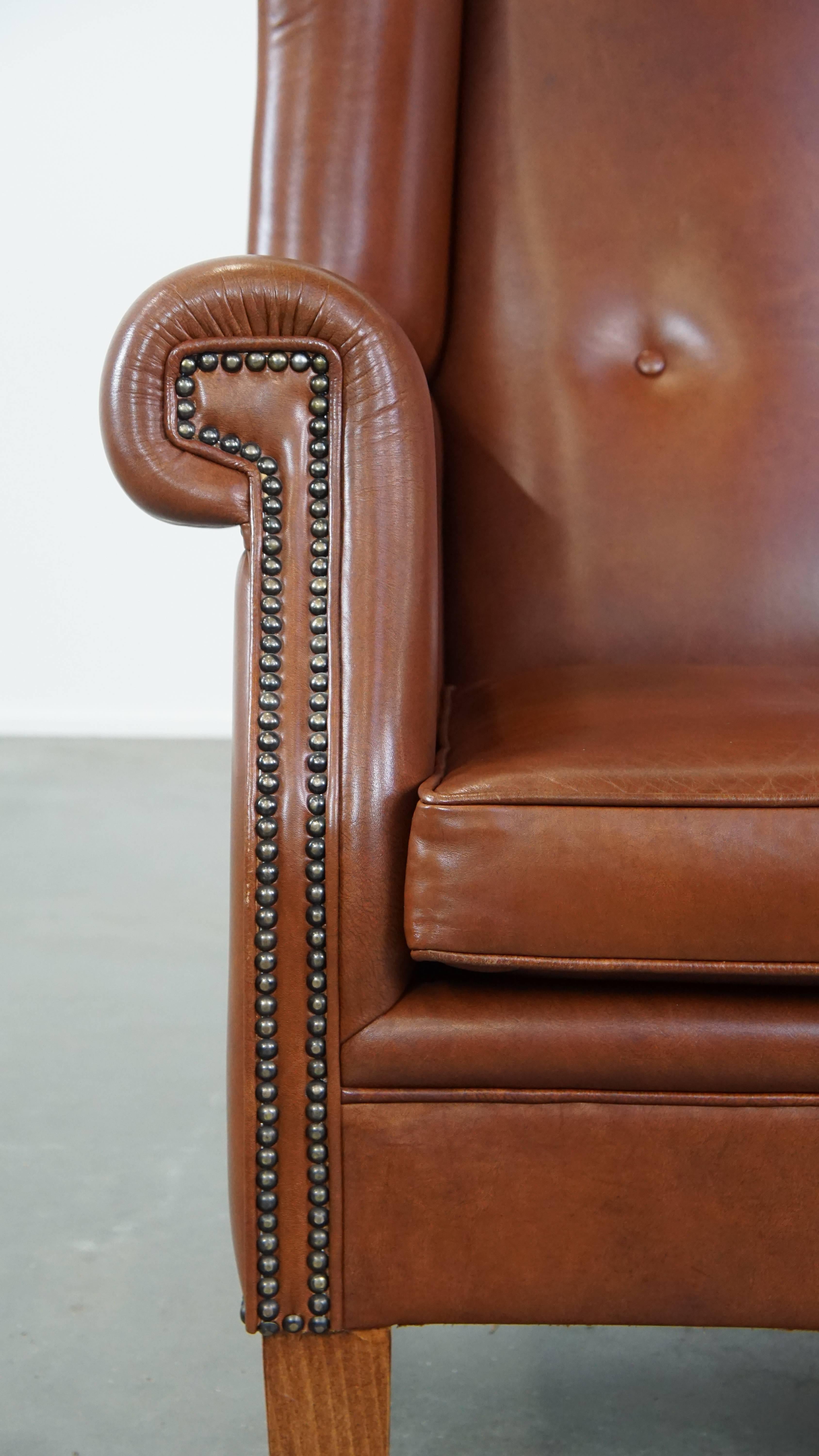 Gran sillón orejero de cuero color coñac en buen estado de estilo inglés en venta 6