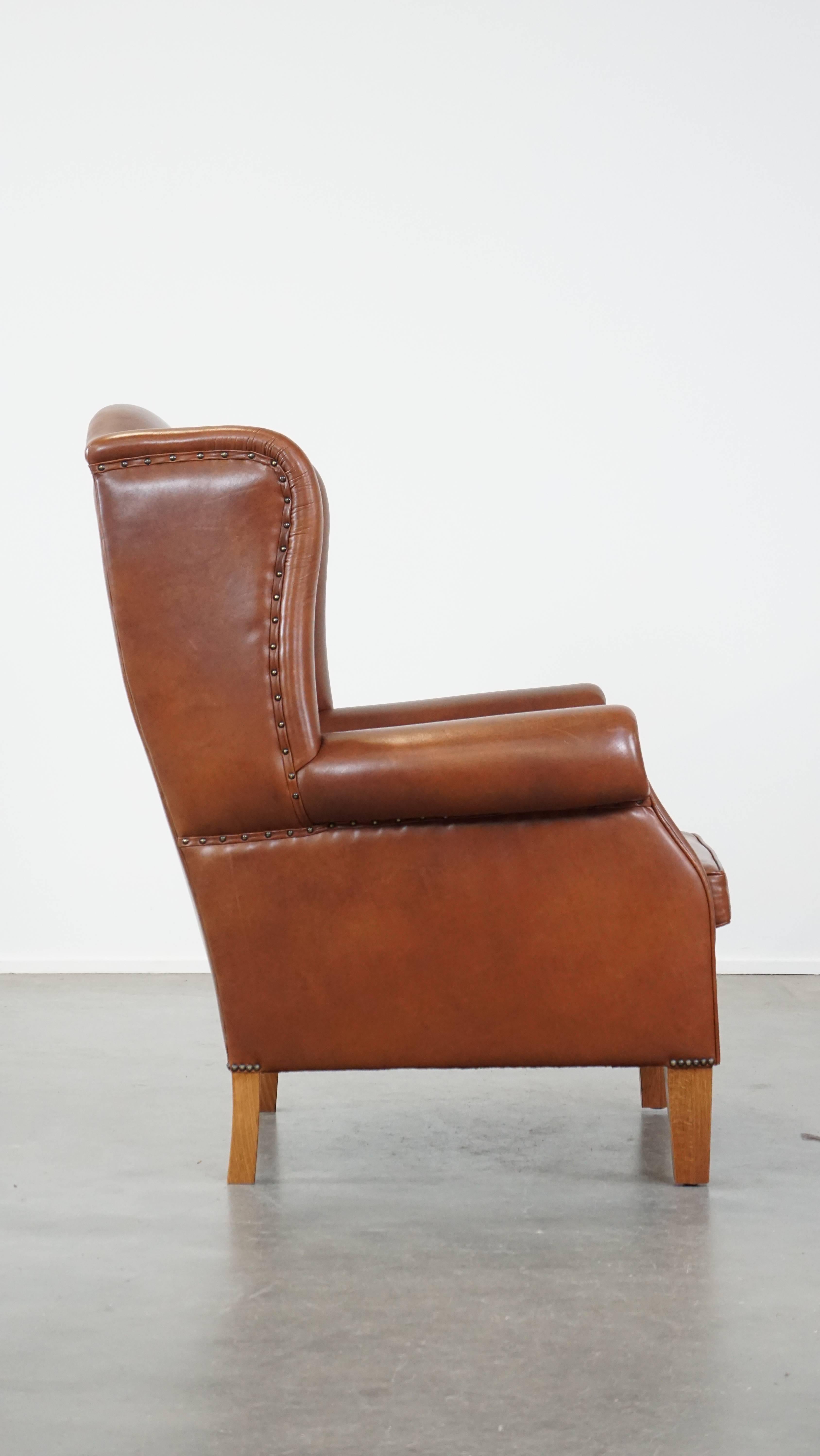 Gran sillón orejero de cuero color coñac en buen estado de estilo inglés Hecho a mano en venta