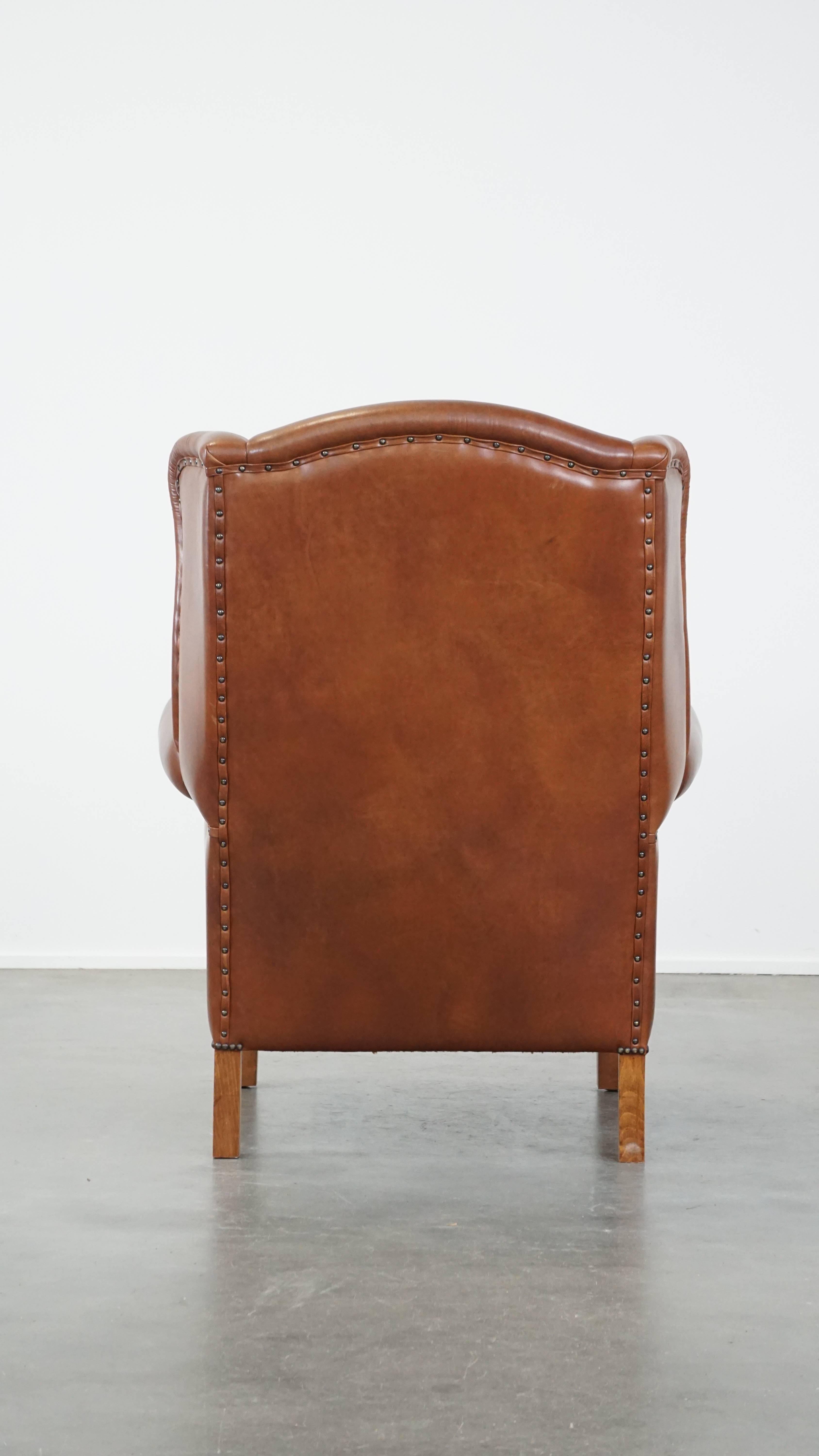 Gran sillón orejero de cuero color coñac en buen estado de estilo inglés en Bueno estado para la venta en Harderwijk, NL