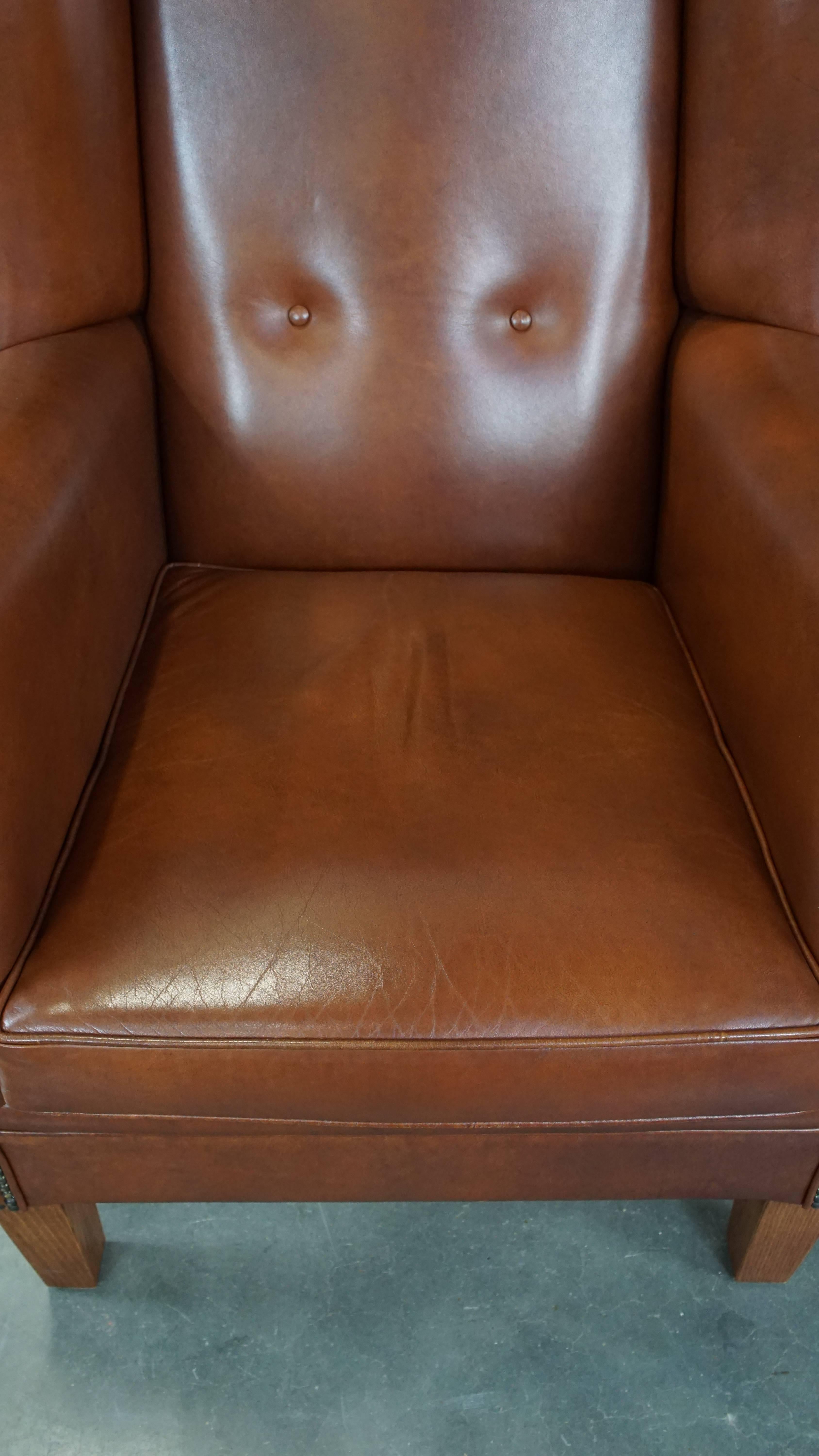 Gran sillón orejero de cuero color coñac en buen estado de estilo inglés Cuero de vaca en venta