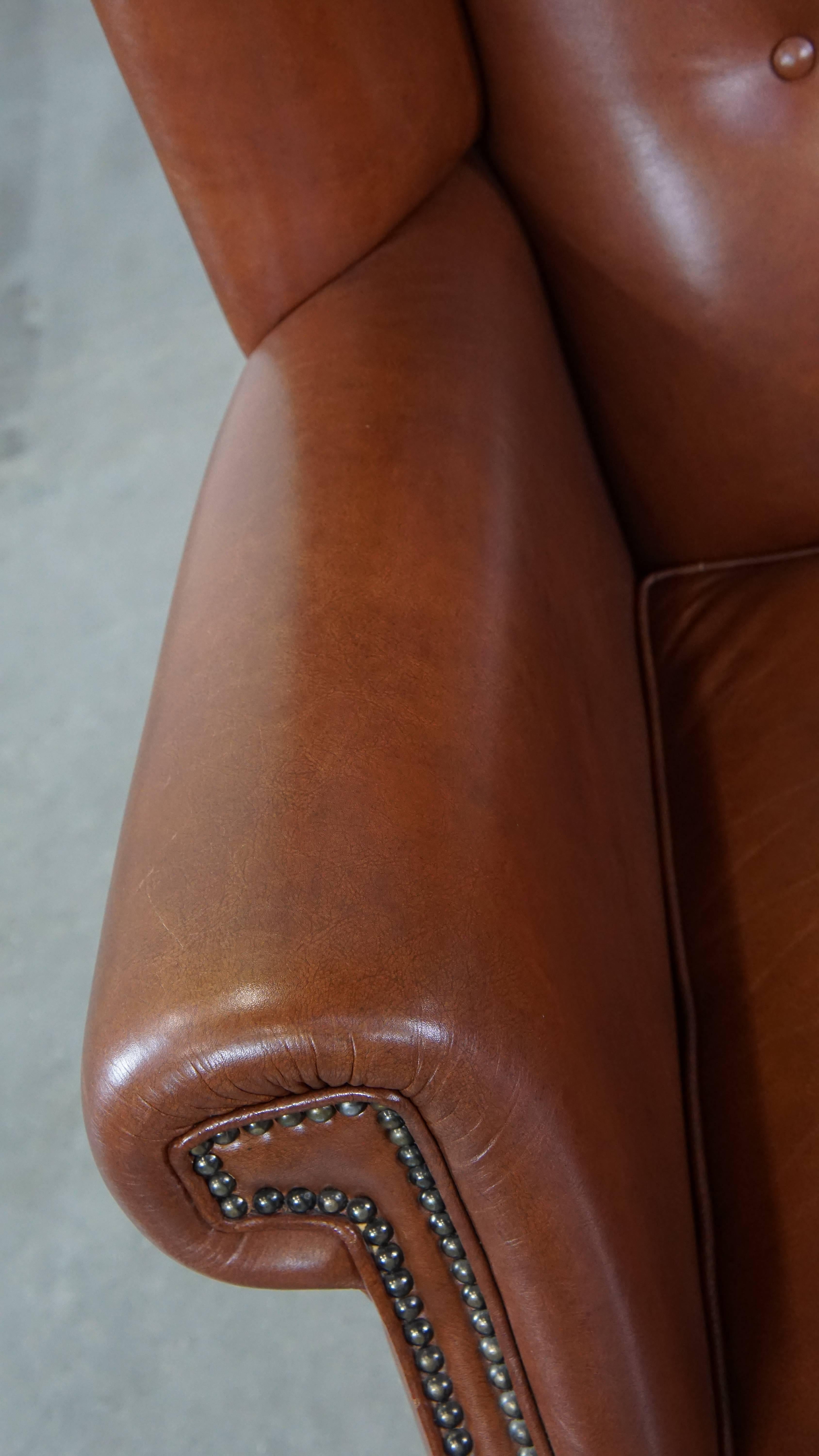 Gran sillón orejero de cuero color coñac en buen estado de estilo inglés en venta 1