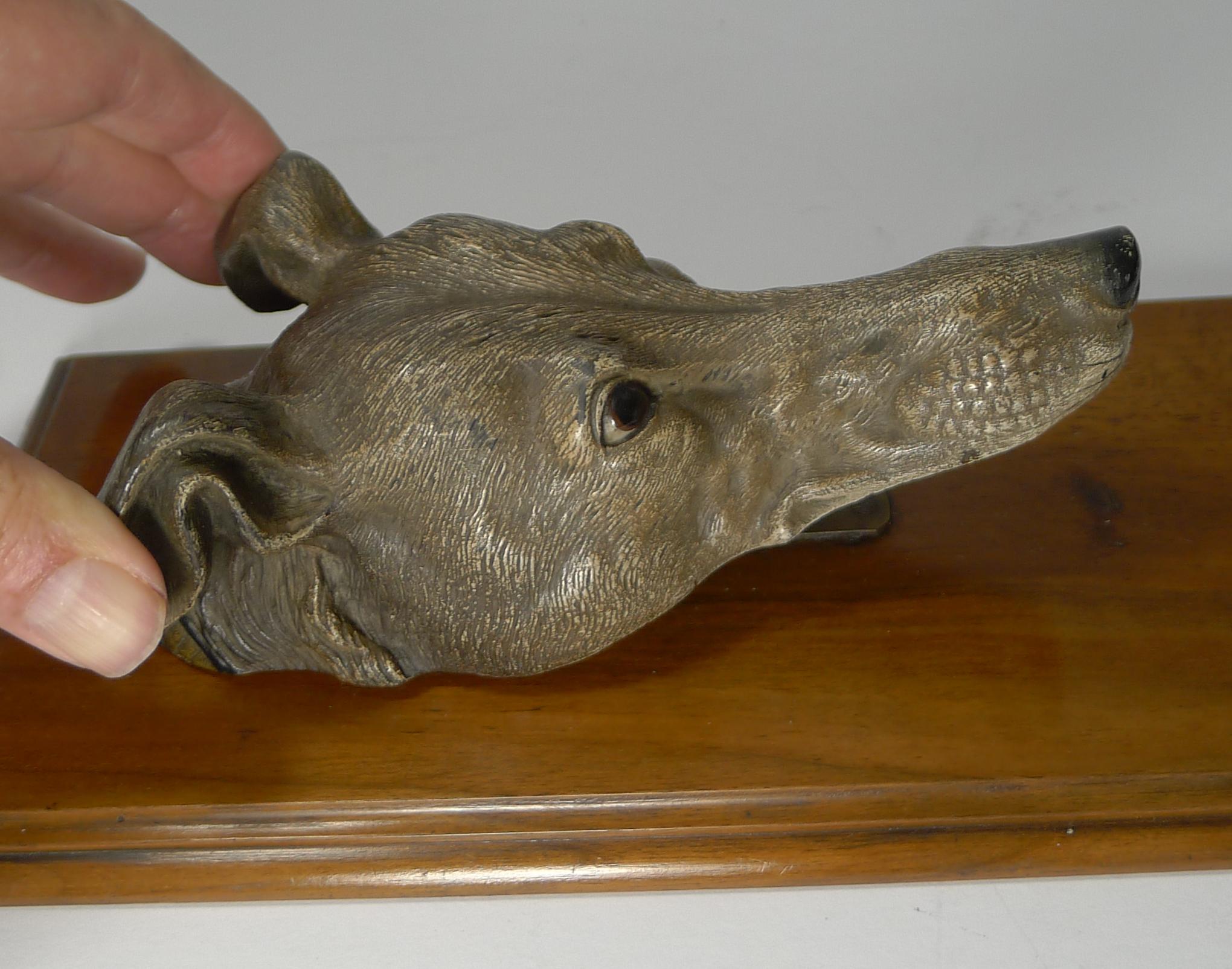 Grande lettre / pince de bureau en bronze peint à froid, chien / lévrier, datant d'environ 1890 Bon état à Bath, GB