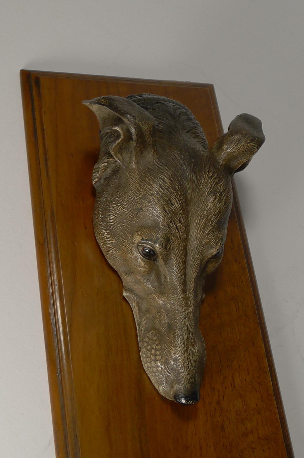 Fin du XIXe siècle Grande lettre / pince de bureau en bronze peint à froid, chien / lévrier, datant d'environ 1890