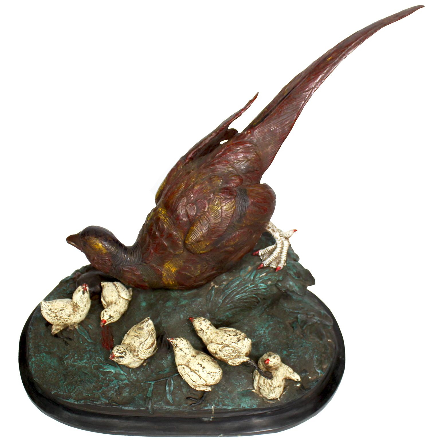 Grand bronze de style viennois peint à froid représentant un faisan avec ses poussins. La grande sculpture en bronze polychrome représente une figure de faisan dans un vert pâturage avec six poussins blancs à ses côtés. Signé avec un 
