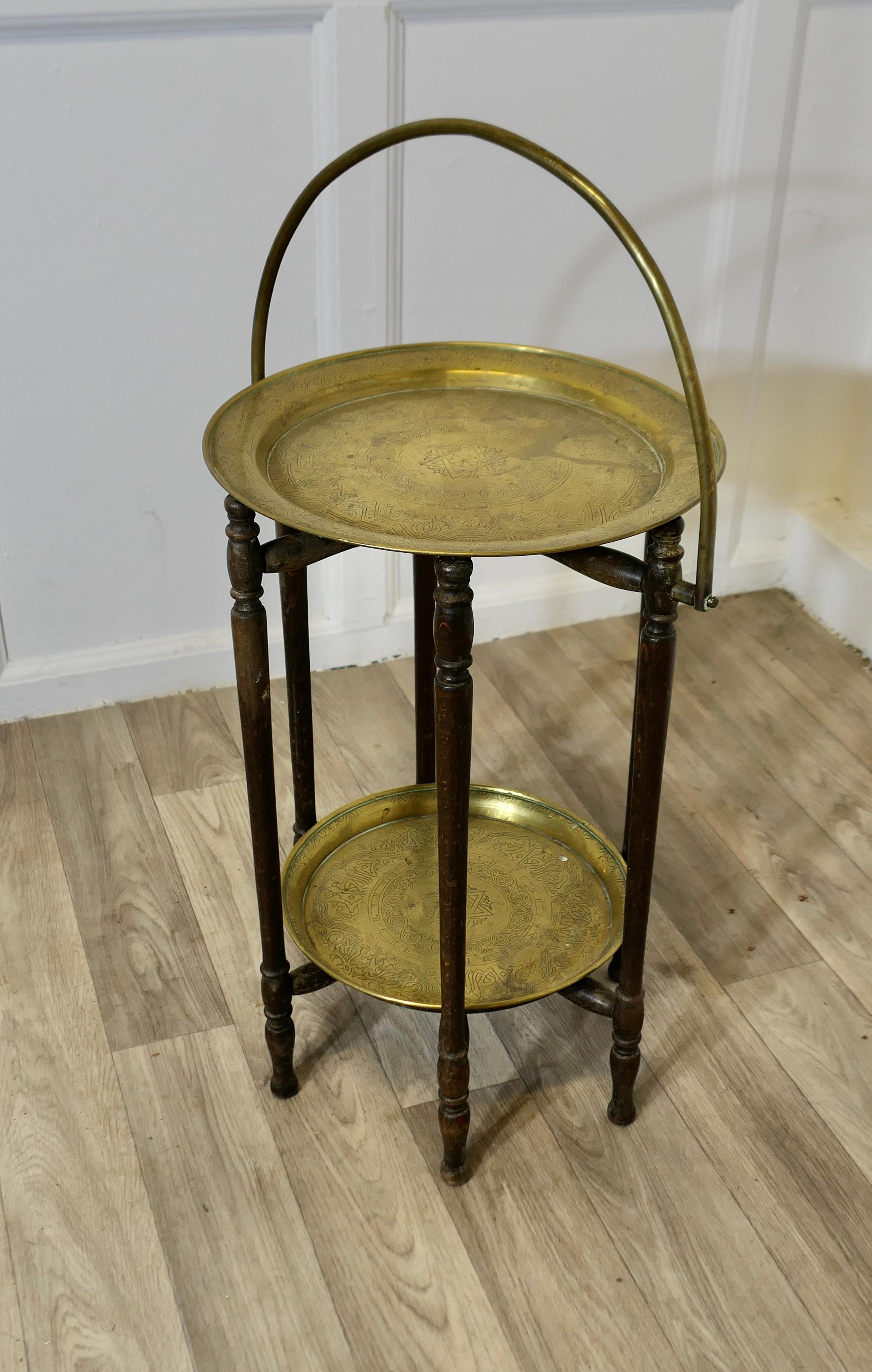 Grand Stand en laiton rabattable pour gâteaux, serveur muet 

Il s'agit d'une pièce inhabituelle, un support à gâteau en bois, avec des plaques de laiton amovibles, qui lui permettent d'être plié pour le rangement
Le support mesure 28