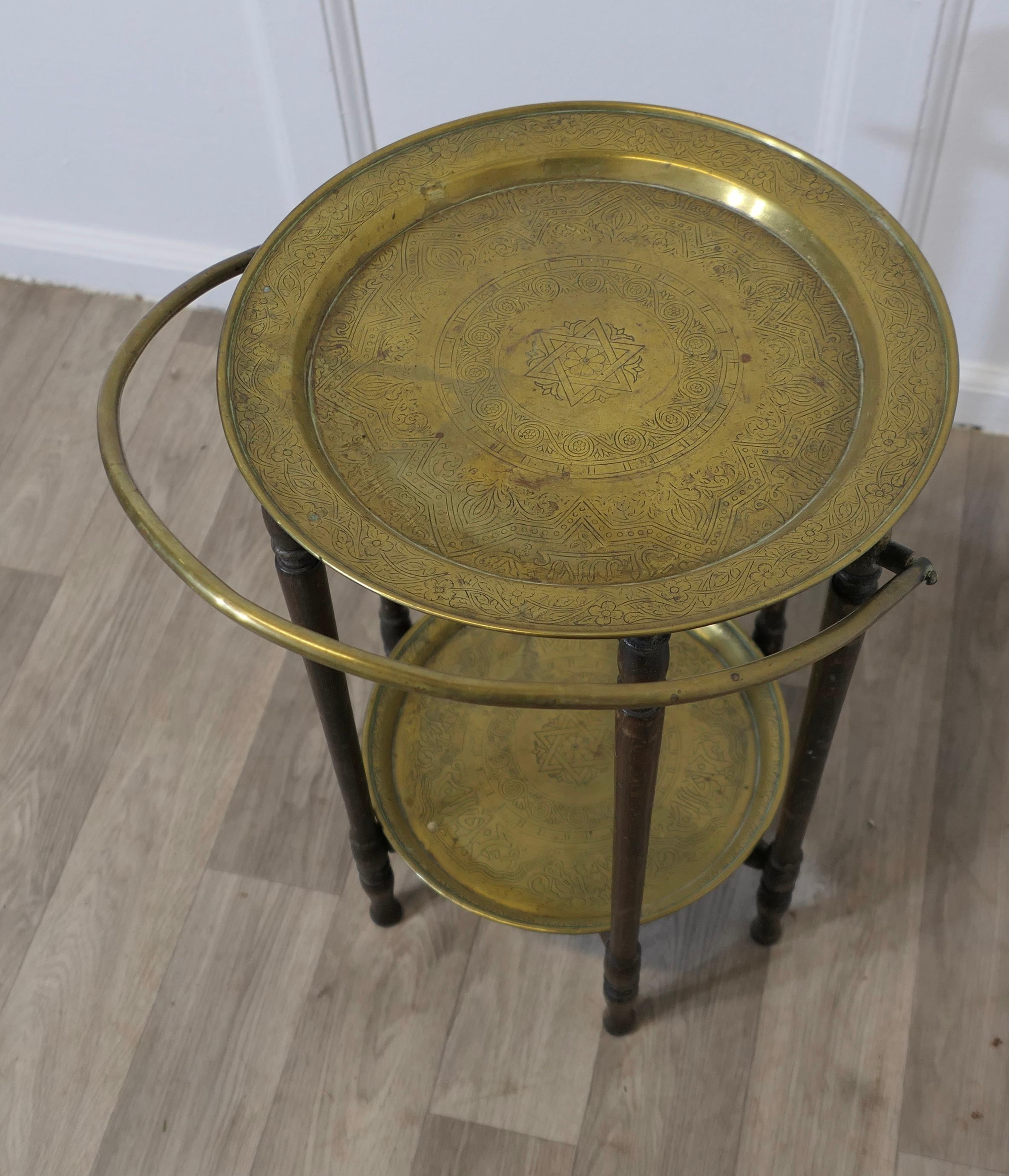 Fin du XIXe siècle Grand Stand en laiton rabattable pour gâteaux, serveur muet en vente