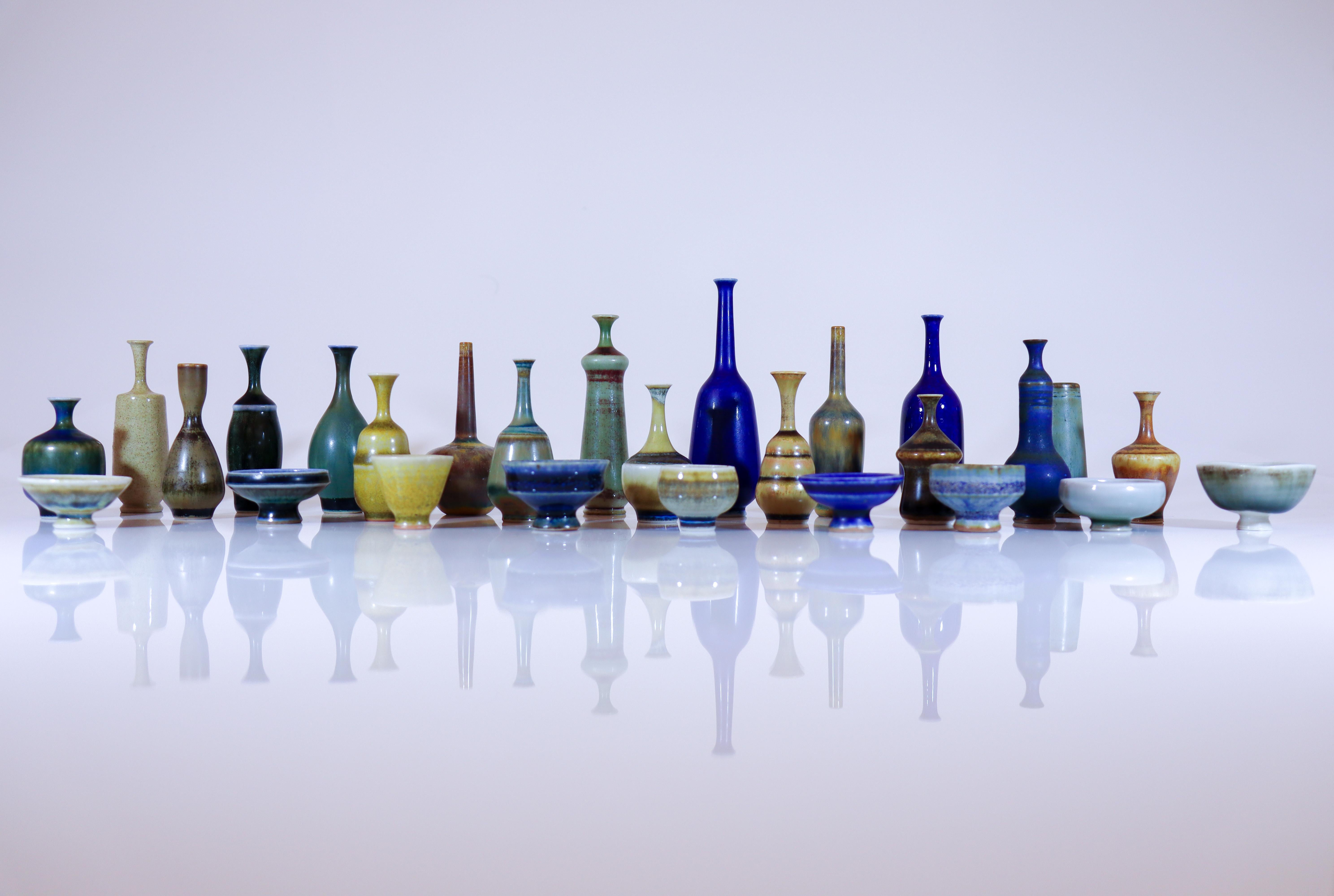 Large Collection of 27 miniature vessels - John Andersson - Höganäs In Excellent Condition For Sale In Stockholm, SE