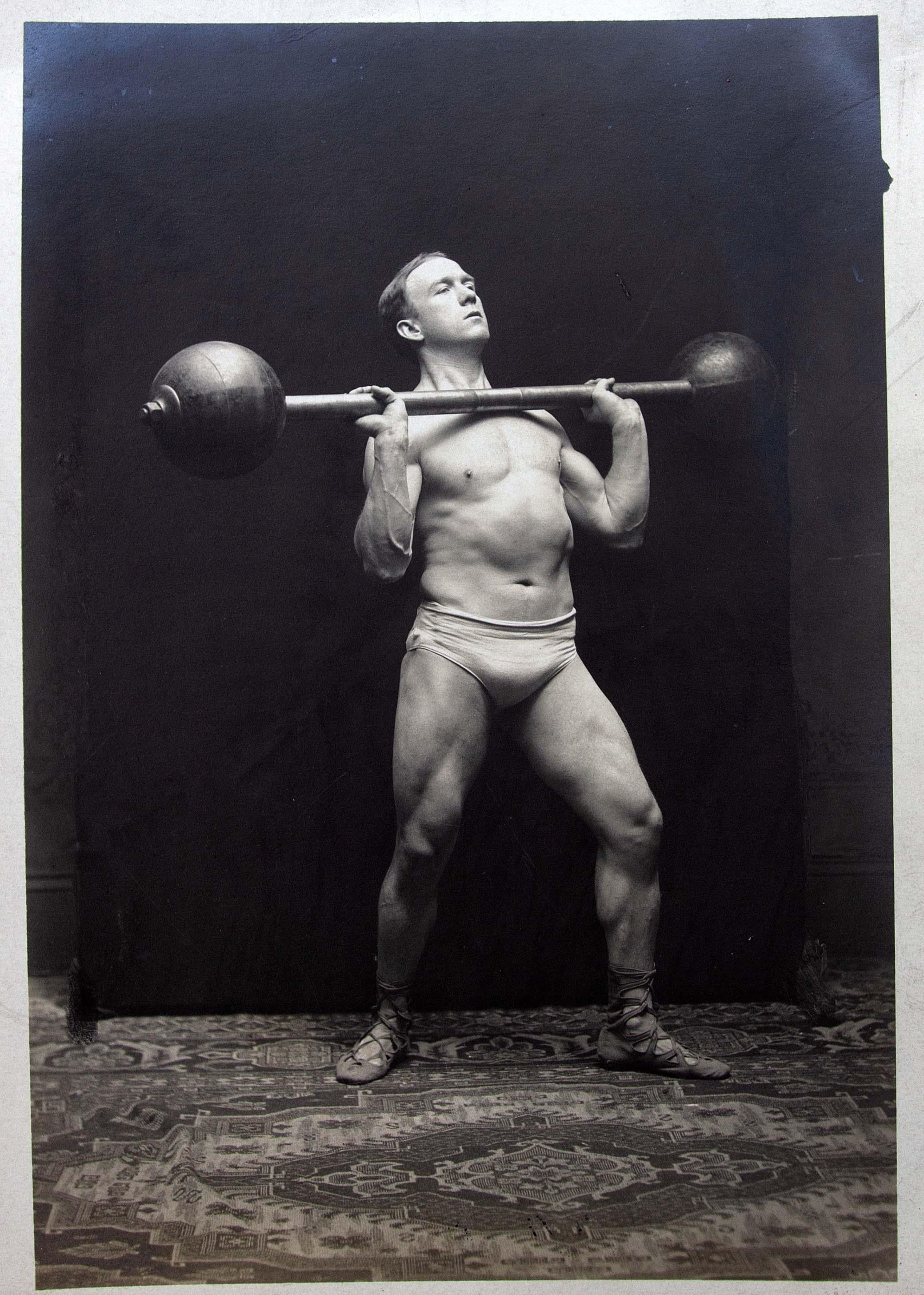Grande collection de photographies d'hommes forts du début du 20e siècle. Chaque photo à la gélatine argentique mesure 5