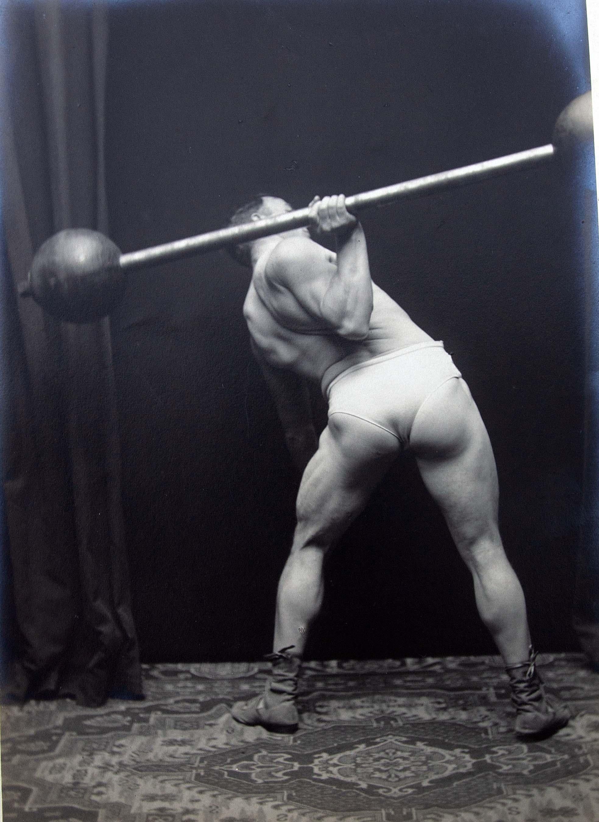 Américain Grande collection de 27 photographies de Strongman, circa 1920, Bodybuilder en vente
