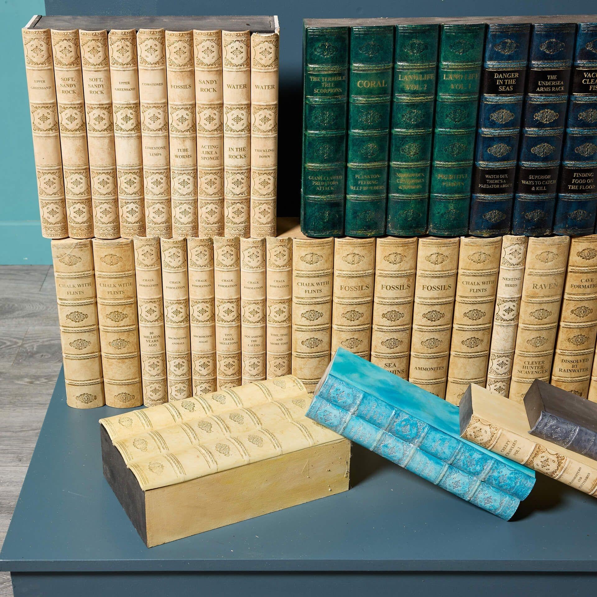 Gran colección de libros decorativos de imitación en Bastante bueno estado para la venta en Wormelow, Herefordshire