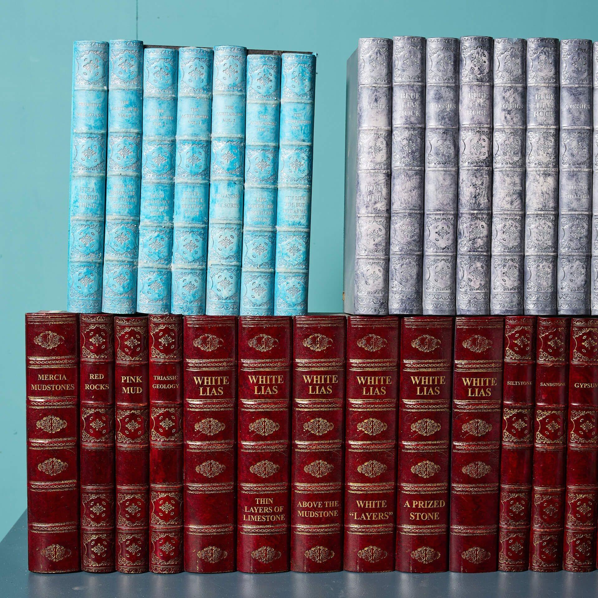 Gran colección de libros decorativos de imitación siglo XX en venta