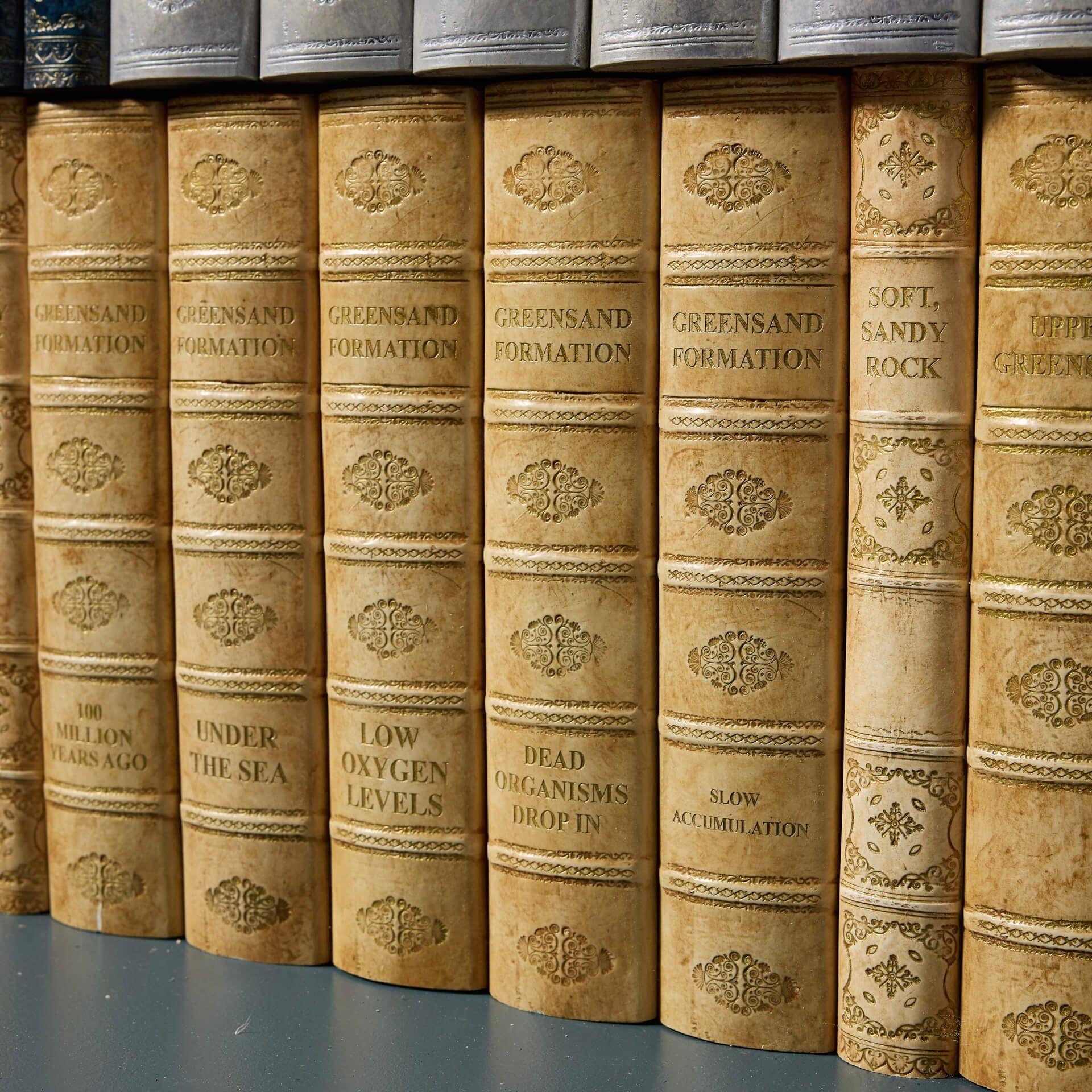 Gran colección de libros decorativos de imitación en venta 1
