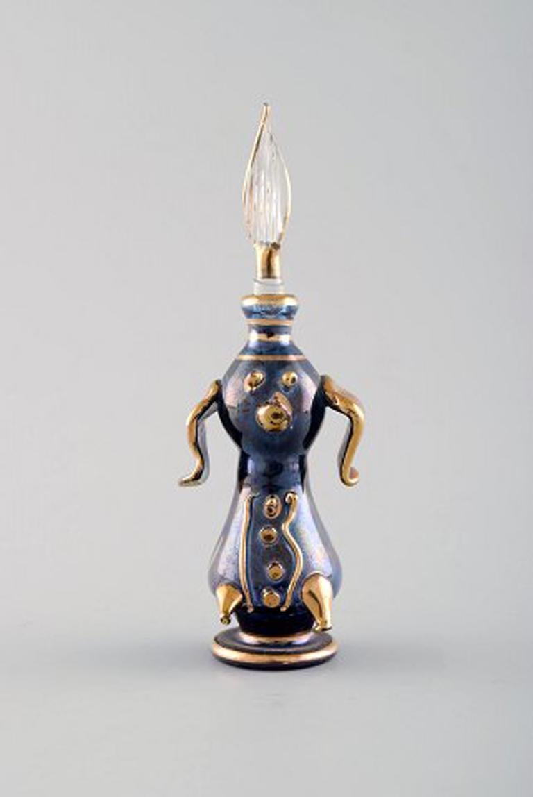 Grande collection de flacons italiens en verre d'art soufflé à la bouche. Verre partiellement coloré et décoré de feuilles d'or, années 1930-1940.
En très bon état.
Les plus grandes mesures : 13 cm.