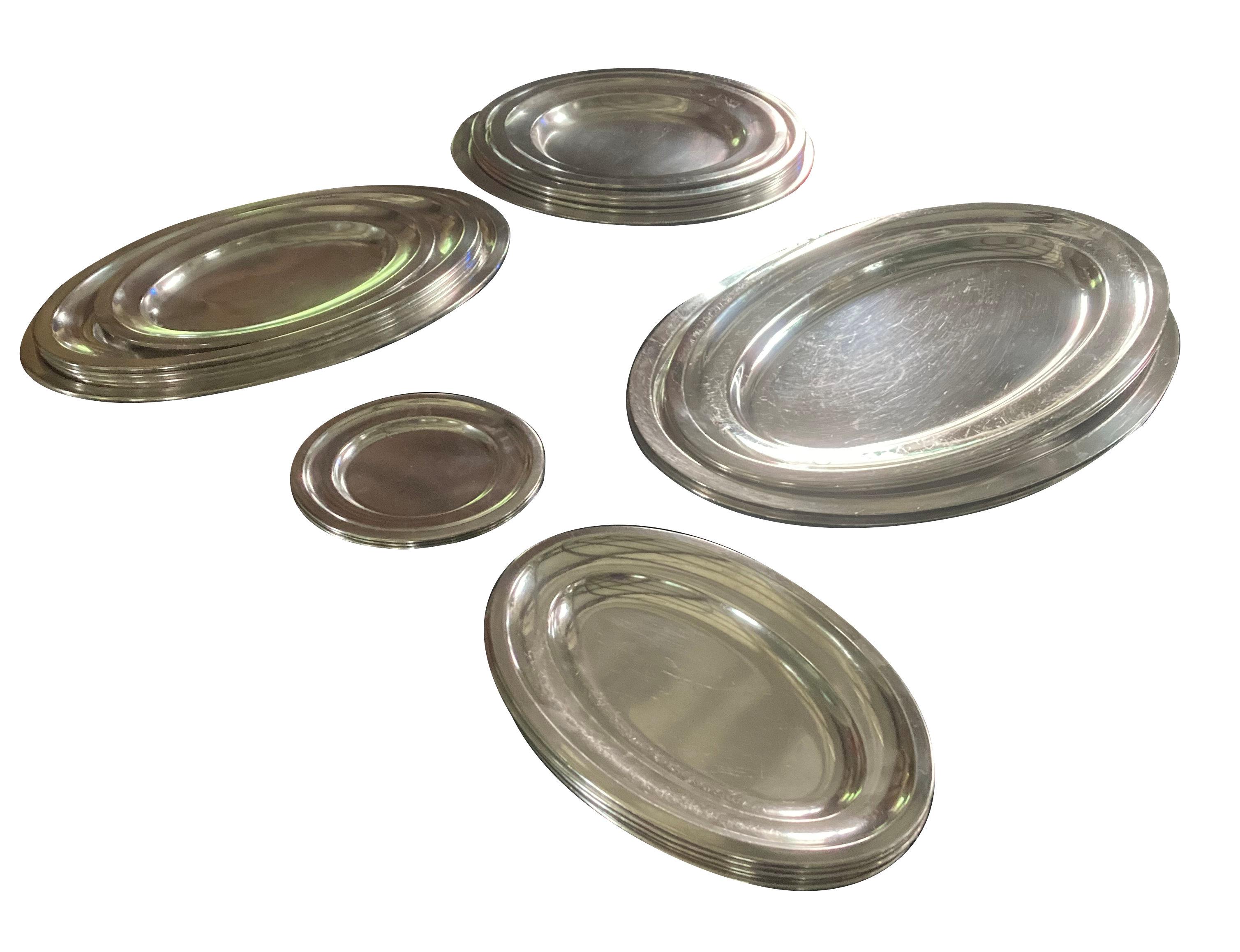 Une grande collection de plats de service circulaires et ovales en argent plaqué de bon poids lourd par Cristofle de Paris et Gebruder Hepp de Pforzheim (estampillés). Cristofle vend les plateaux ovales au prix de £1200 chacun.

Mesures : 57 cm de