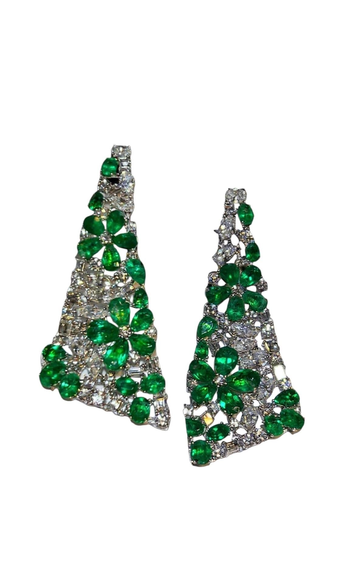 Moderne Haute Joaillerie Emeraude de Colombie et Diamant Boucle d'Oreille Chandelier 18K 33ct en vente