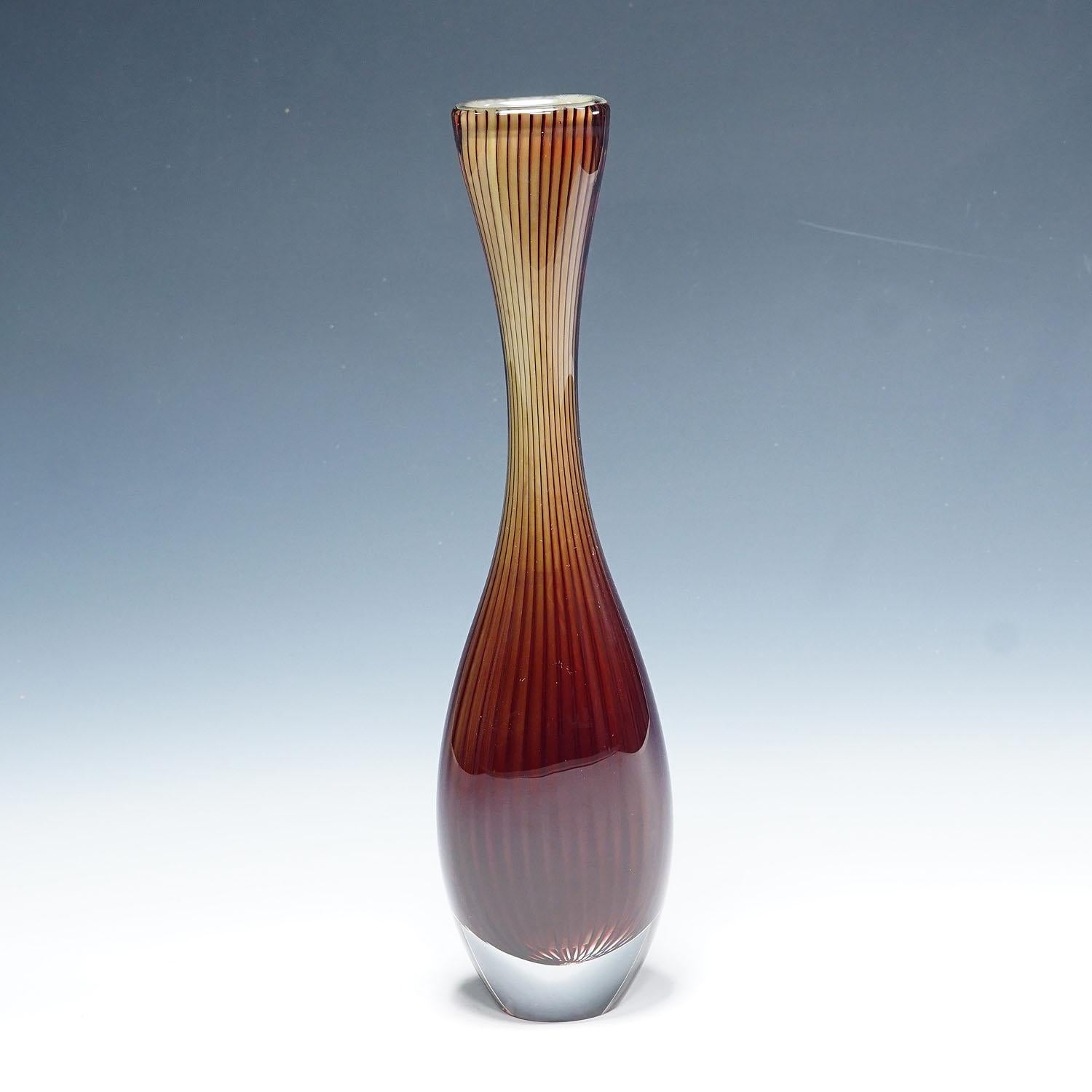 Vaso grande Colora di Vicke Lindstrand per Kosta 1953

Un raro vaso in vetro artistico della serie Colora, disegnato da Vicke Lindstrand per Kosta Glassworks. Questo pezzo in particolare è una prima opera della serie Colora, apparsa per la prima