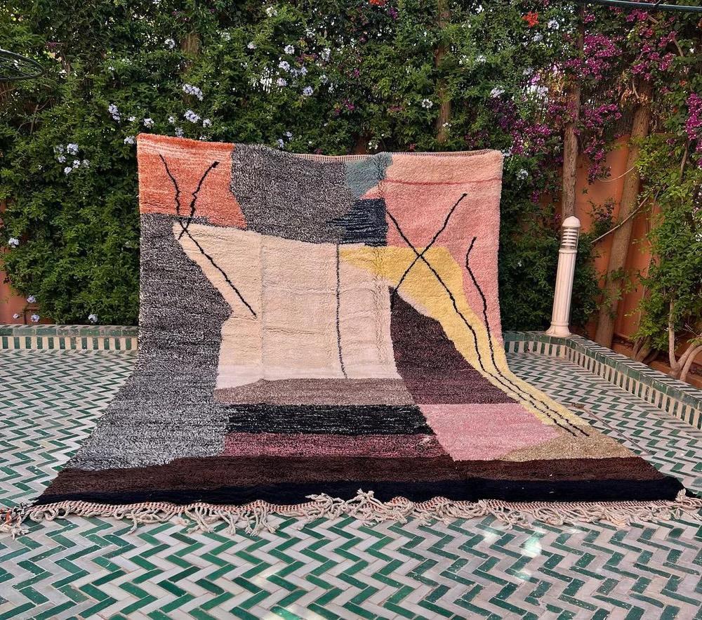 Dieser große, moderne, handgewebte marokkanische Teppich wurde von erfahrenen Kunsthandwerkern im Atlasgebirge von Hand gefertigt. Er ist aus hochwertiger Wolle handgefertigt und weist ein mehrfarbiges, abstraktes Colorblocking-Muster auf, das für