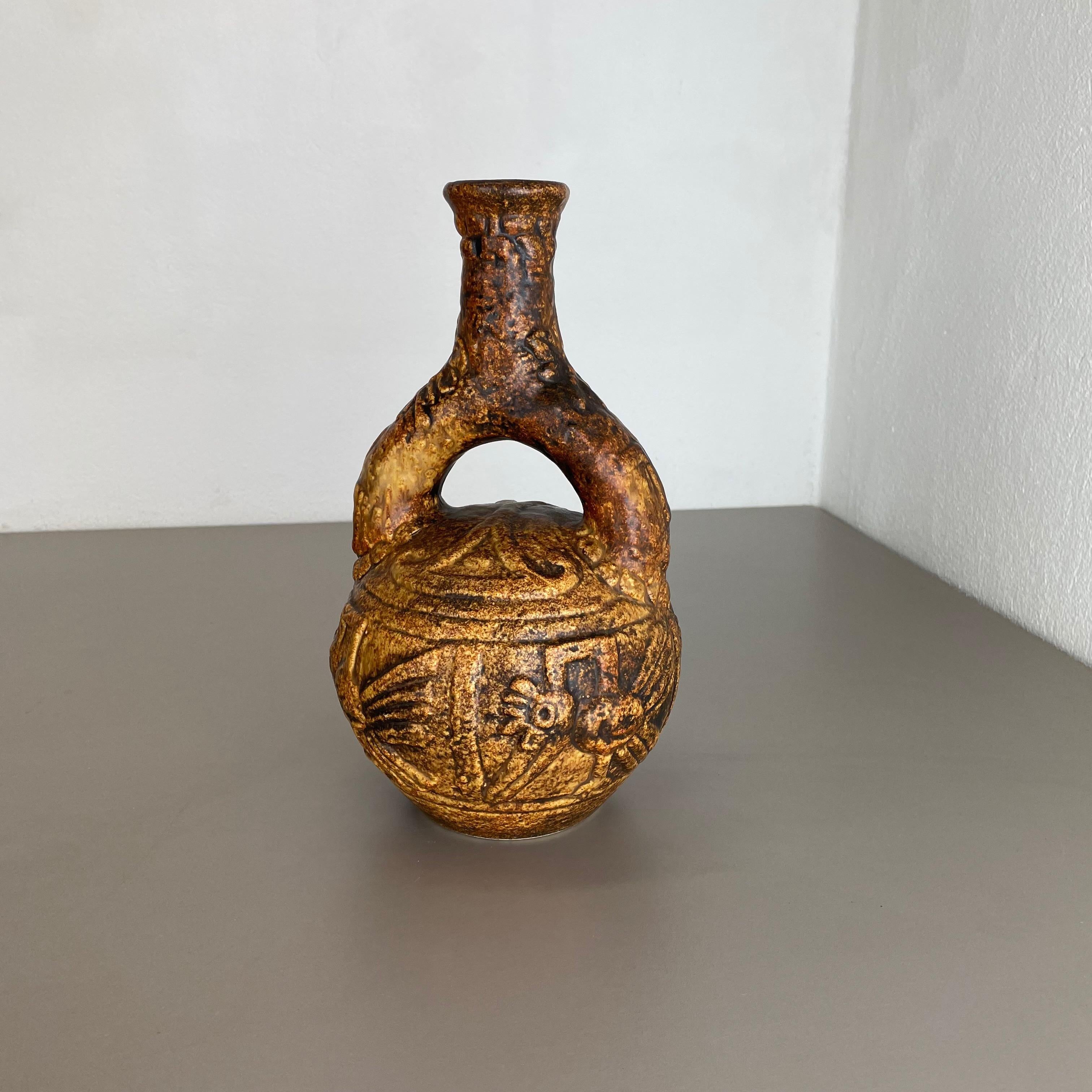 Artikel:

Vase aus Keramik


Produzent:

JASBA Ceramic, Deutschland



Jahrzehnt:

1970s




Original Vintage Keramikvase aus den 1970er Jahren, hergestellt in Deutschland. Hochwertige deutsche Produktion mit schöner abstrakter